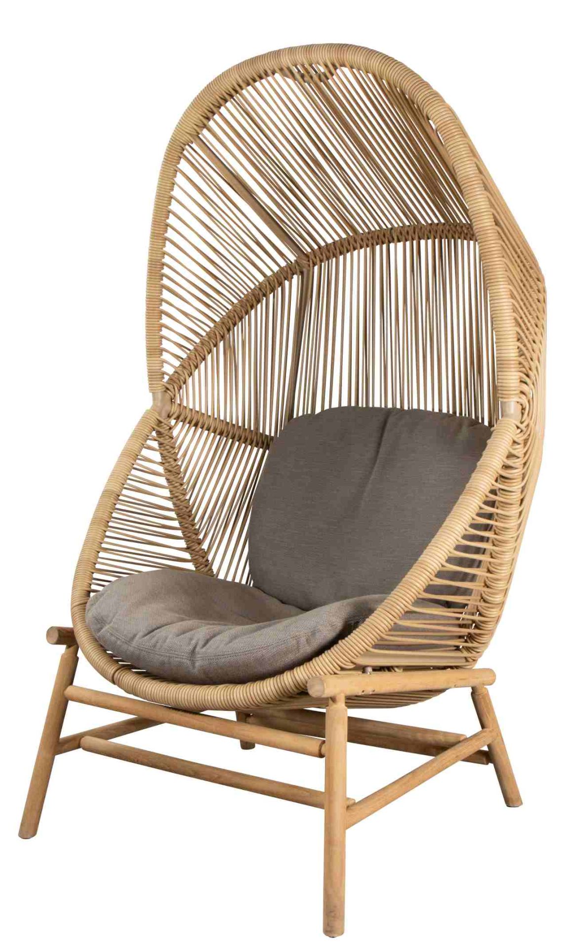 Cane-Line Hive Sessel Outdoor mit taupefarbenen Sitz- und Rückenkissen aus Rattan, bequeme Gartenmöbel.