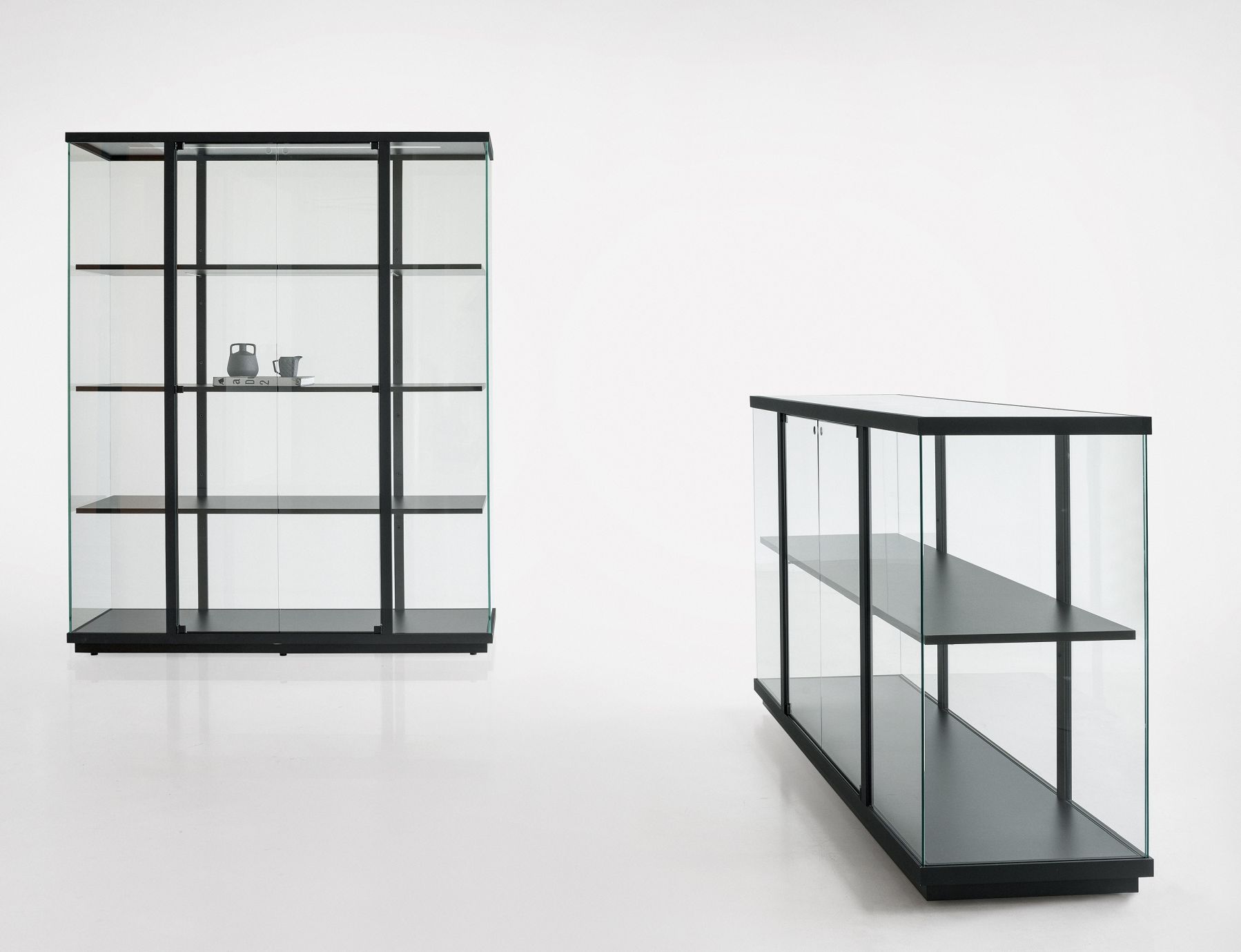 Zwei Stolp High Vitrinen mit Glasfront und schwarzen Rahmen, moderne Design Möbel für Wohnzimmer.