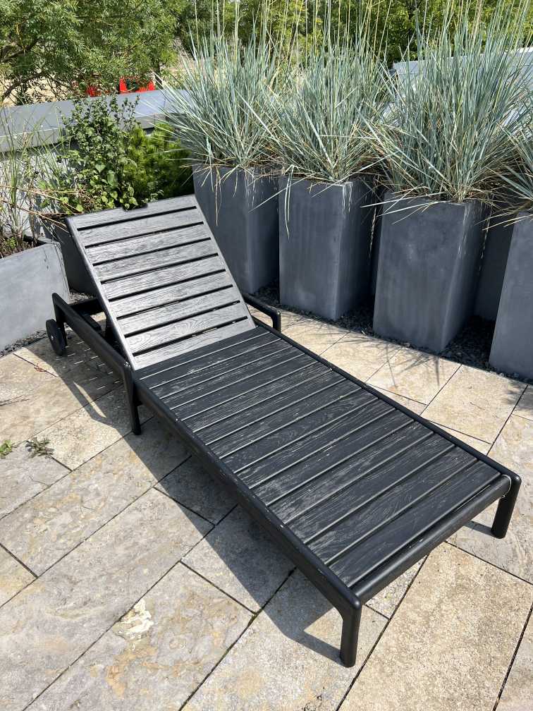 Jack Outdoor verstellbare Liege Teak schwarz lackiert inklusive Kissen Ethnicraft AUSSTELLUNGSSTÜCK