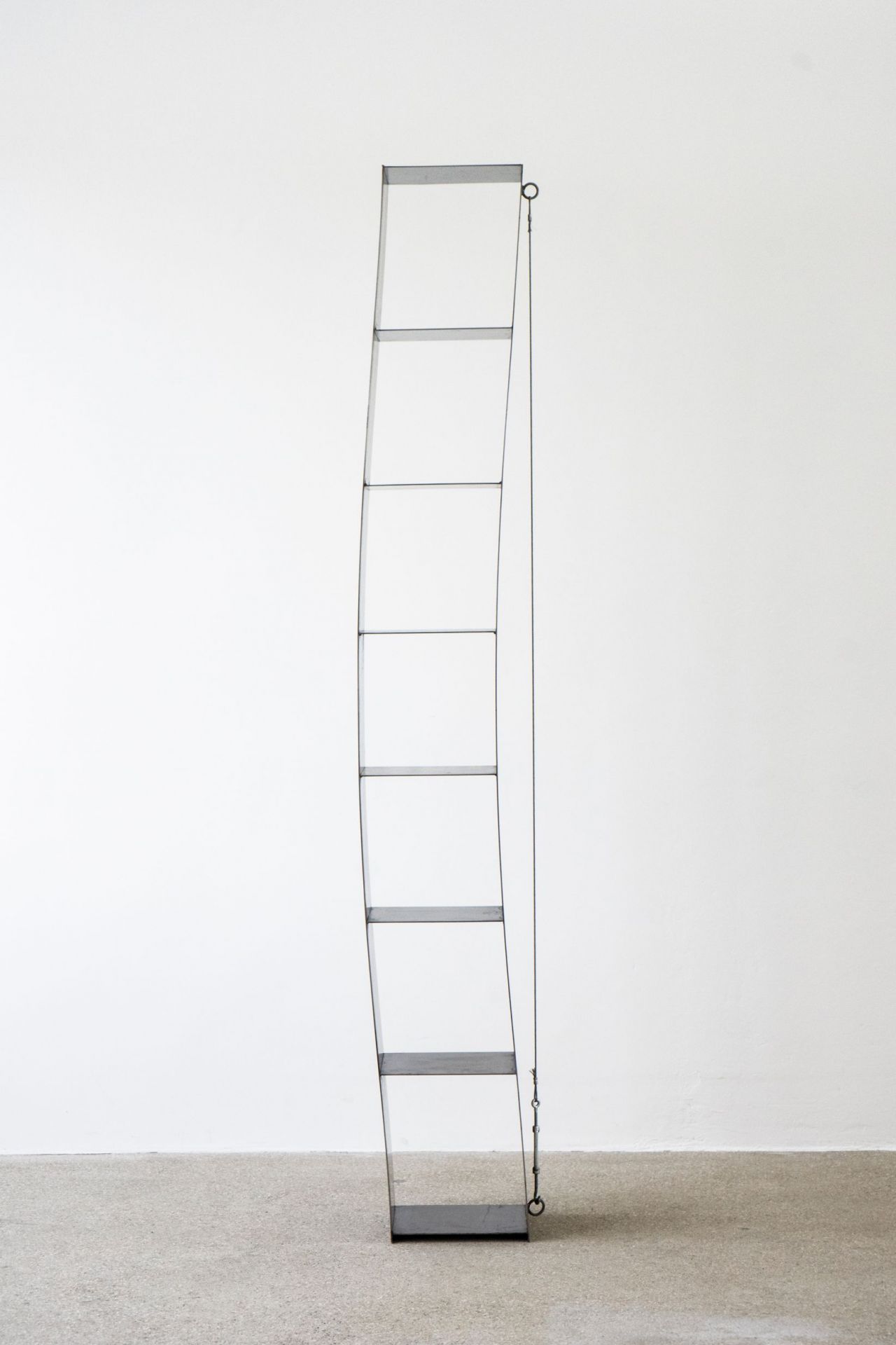 Gespanntes Regal von Moormann: Filigranes, modernes Bücherregal mit sechs Ablageflächen und minimalistischem Design.