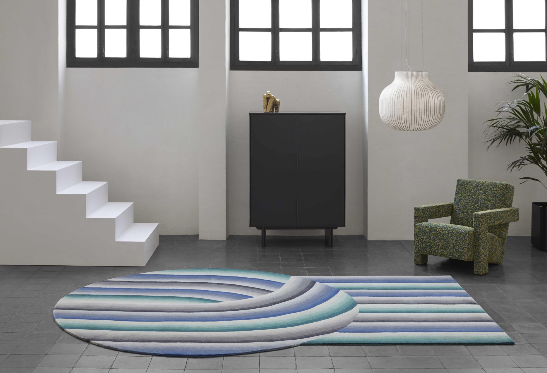 Runder Mirage Teppich in Nude Gan Farbe mit blau-grauen Streifen im modernen Wohnraum.