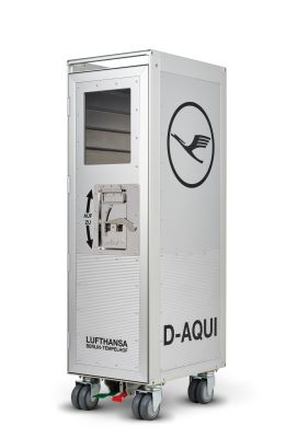 Silberner Lufthansa Bordbar Trolley im Flugzeugdesign mit Logo und Rollen, ideal als Möbelstück.