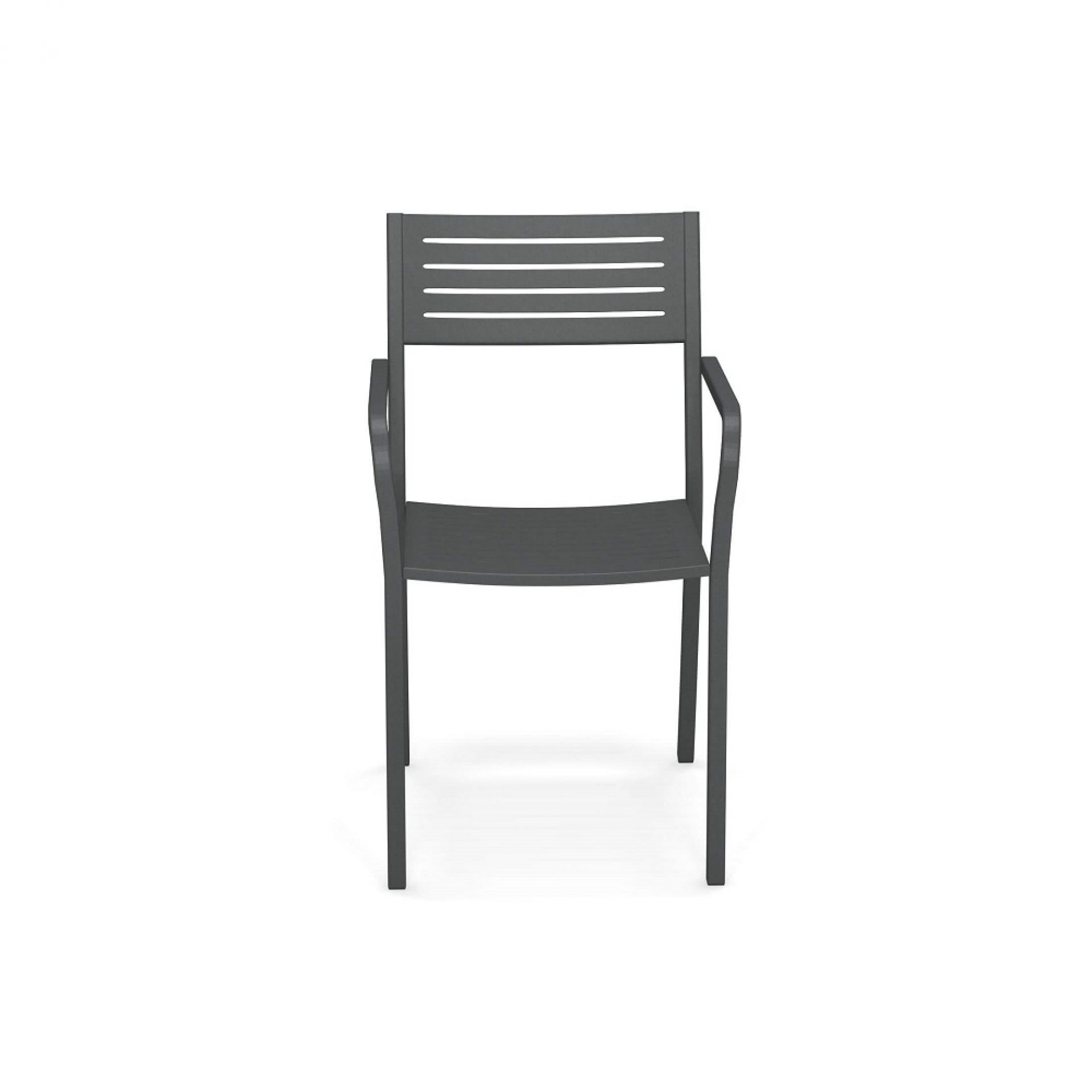 Grauer Emu Armlehnstuhl Segno mit Lattenmuster, ideal für Garten und Terrasse.