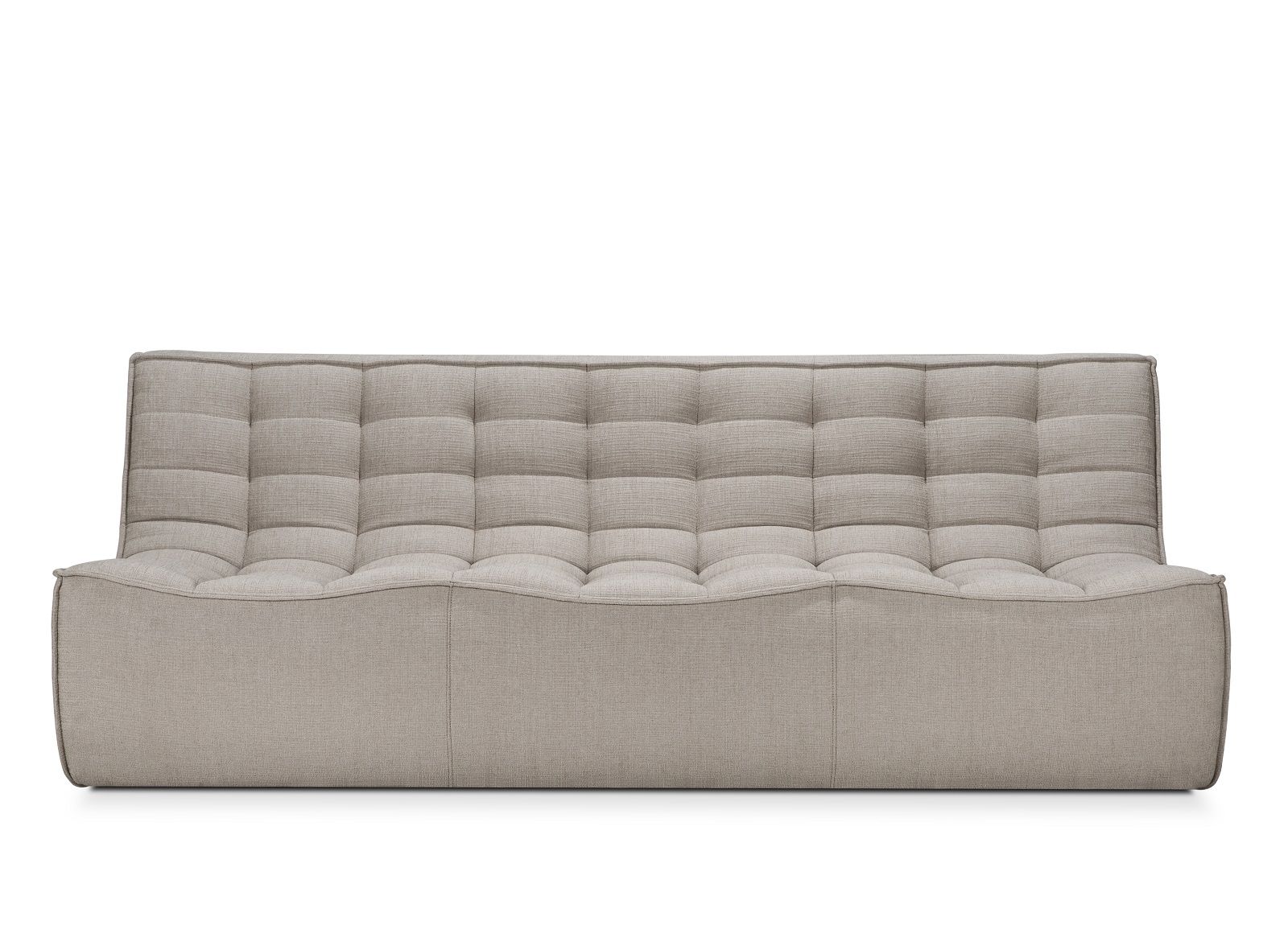 N701 Sofa: Frontansicht des 3-Sitzer Sofas mit Ecru-farbenem Stoffbezug von Ethnicraft. Modernes Design.