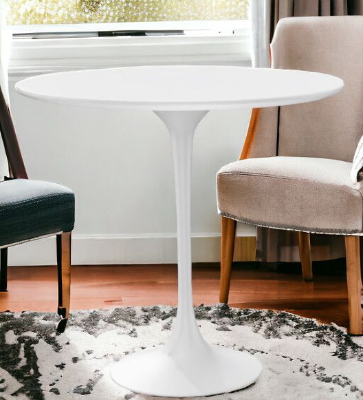 Weißer Saarinen Beistelltisch/Couchtisch H 52 cm von Knoll International mit ovaler Tischplatte.