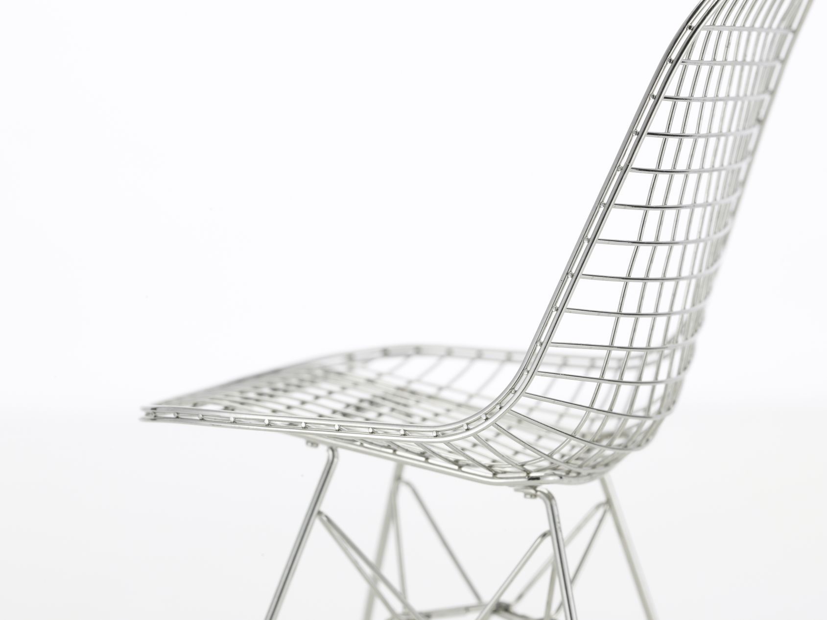 Detailaufnahme: Vitra DKR Wire Chair Miniatur, verchromter Draht, Designklassiker für Sammler.