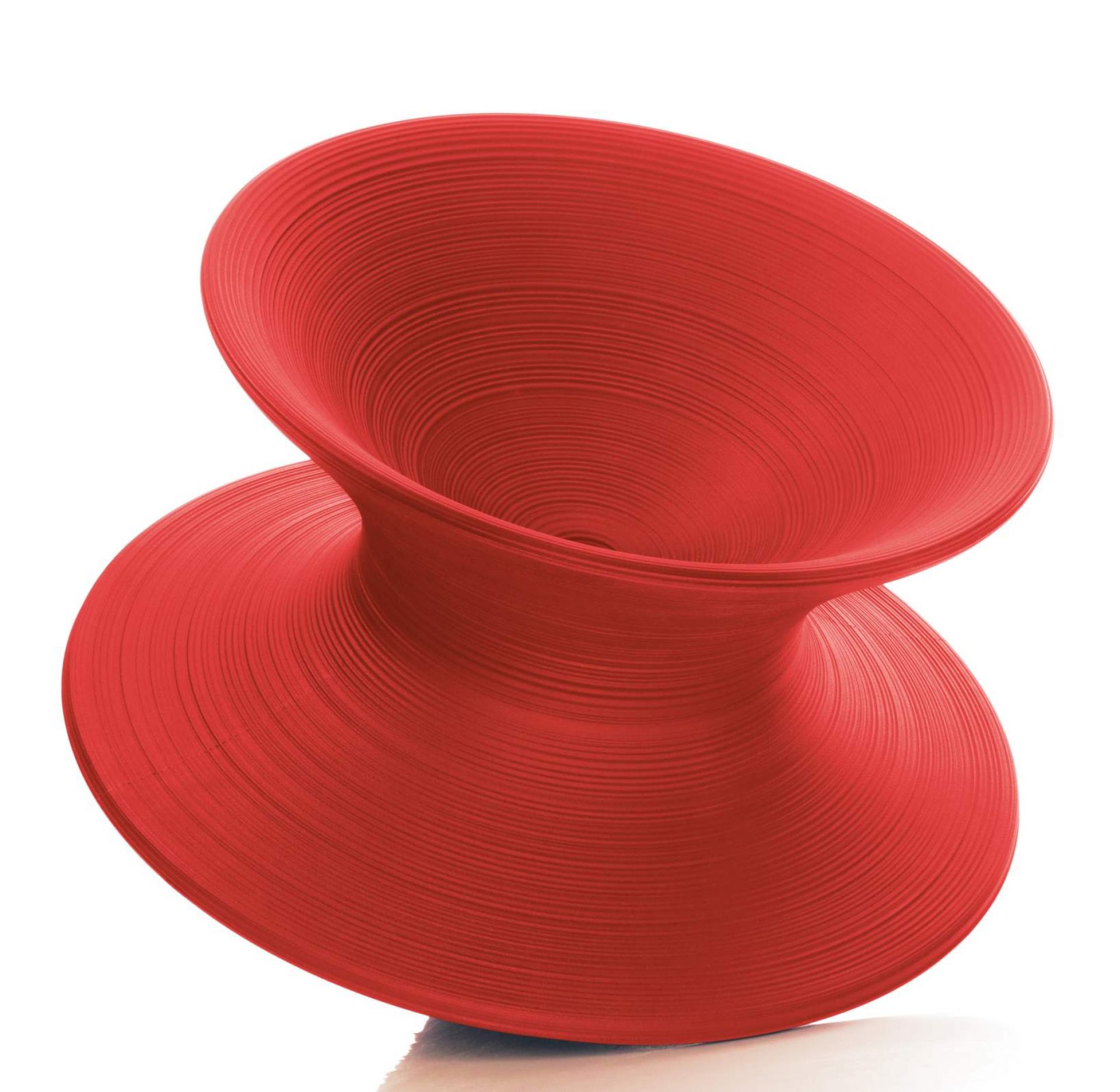 Roter Spun Sessel von Magis: Moderner Lounge Sessel aus robustem Polyethylen für Innen und Außen.