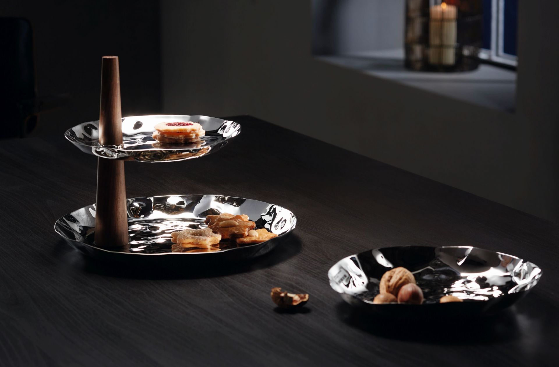 Valencia Etagere von Philippi mit Gebäck und Nüssen, modernes Design für stilvolle Tischdekoration.