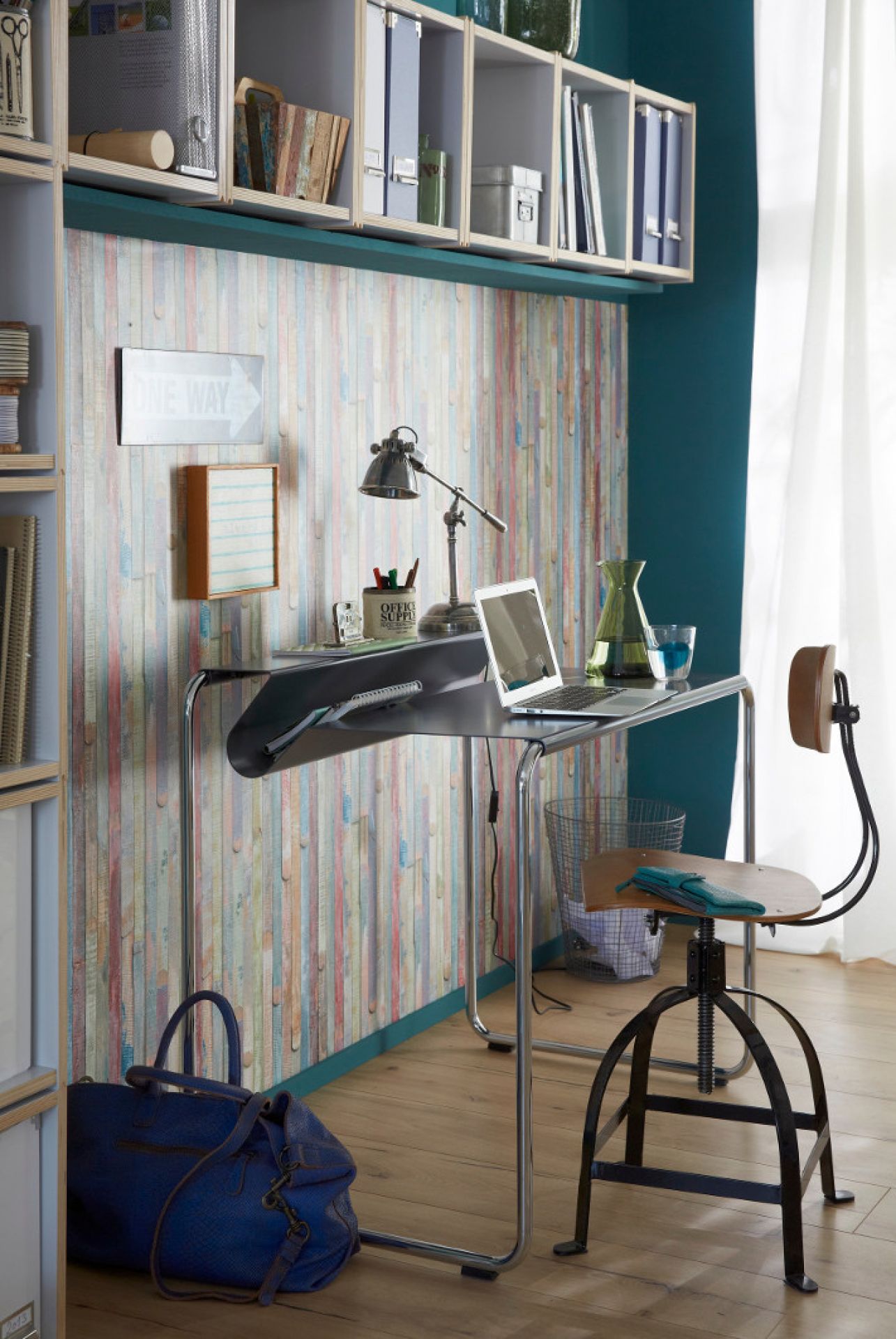 Moderner Arbeitsplatz mit Müller Möbelfabrikation Sekretär PS07, Schreibtischlampe und Bürostuhl.