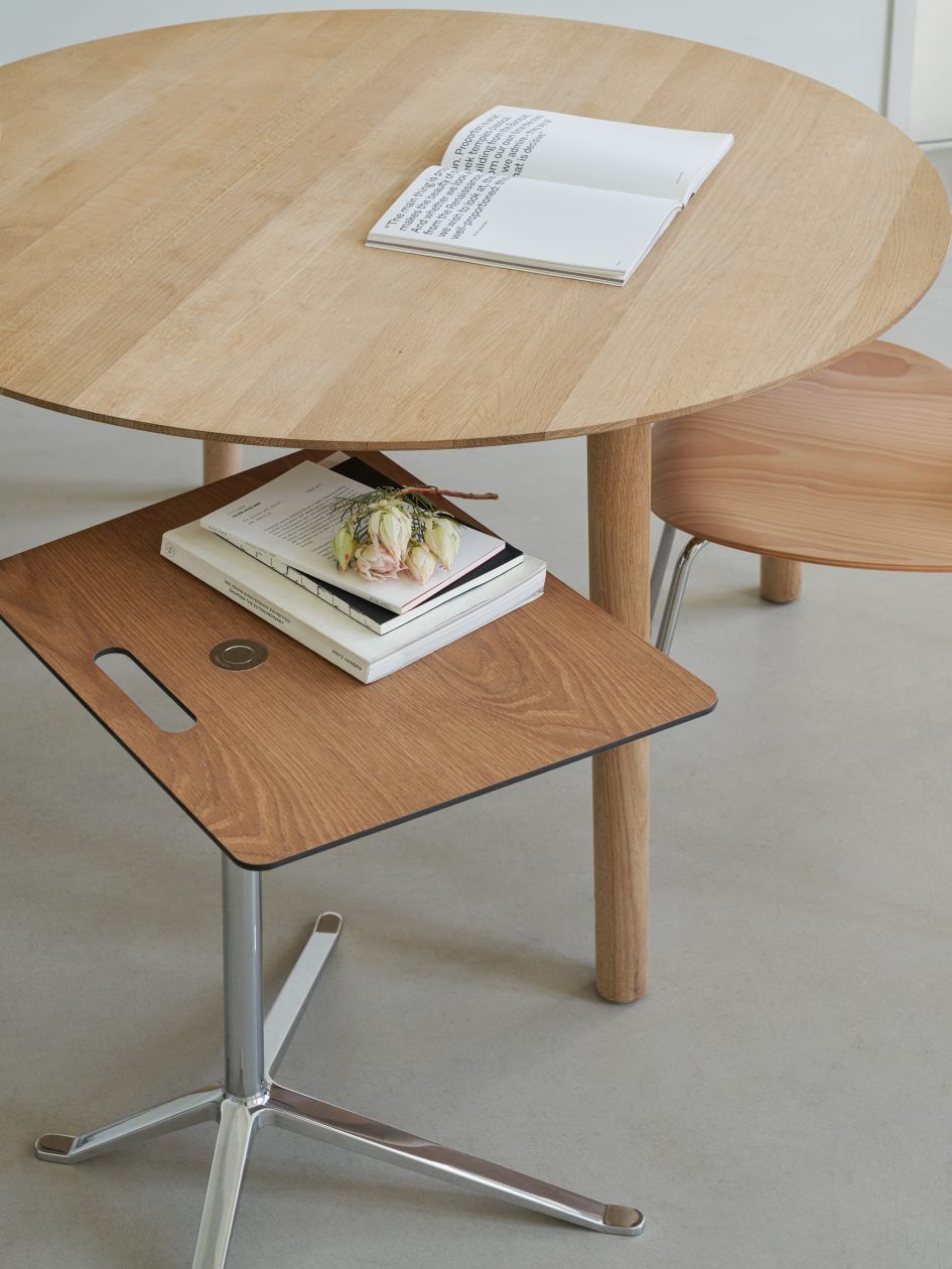 Runder Hven Tisch von Skagerak by Fritz Hansen aus geölter Eiche mit Buch.