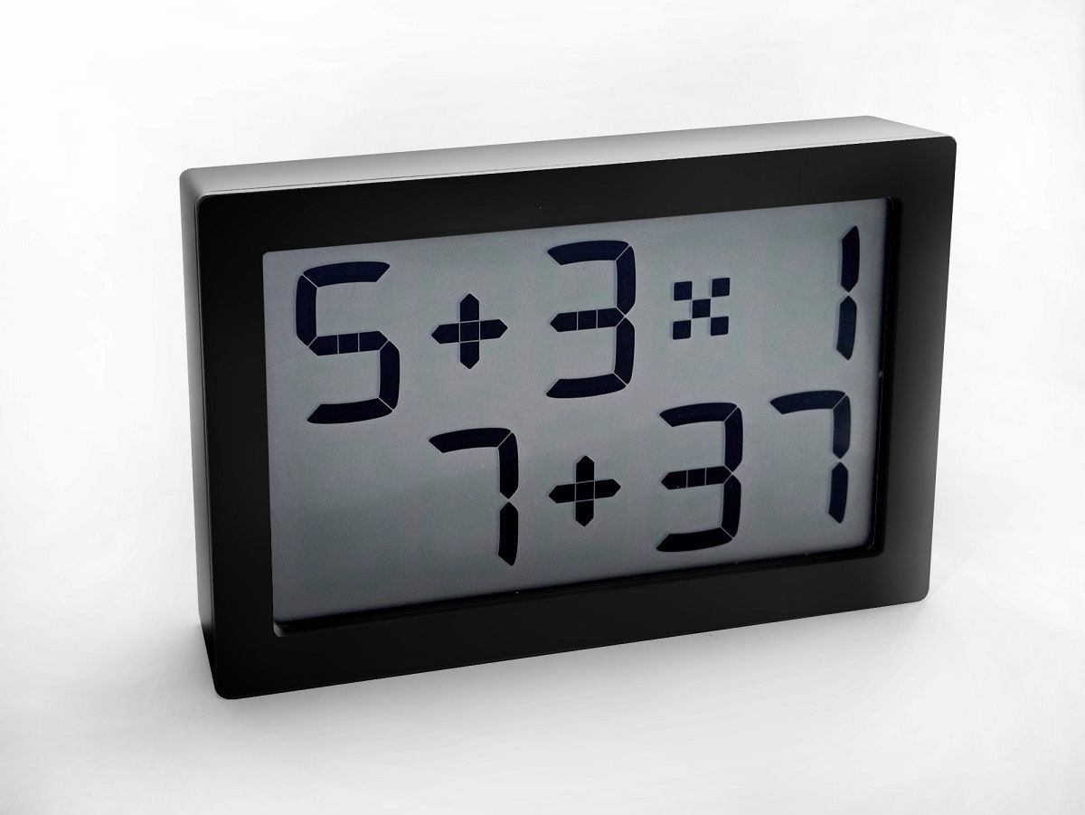 Schwarze Digitaluhr mit LED-Anzeige, die Rechenaufgaben statt Ziffern für die Uhrzeit anzeigt.