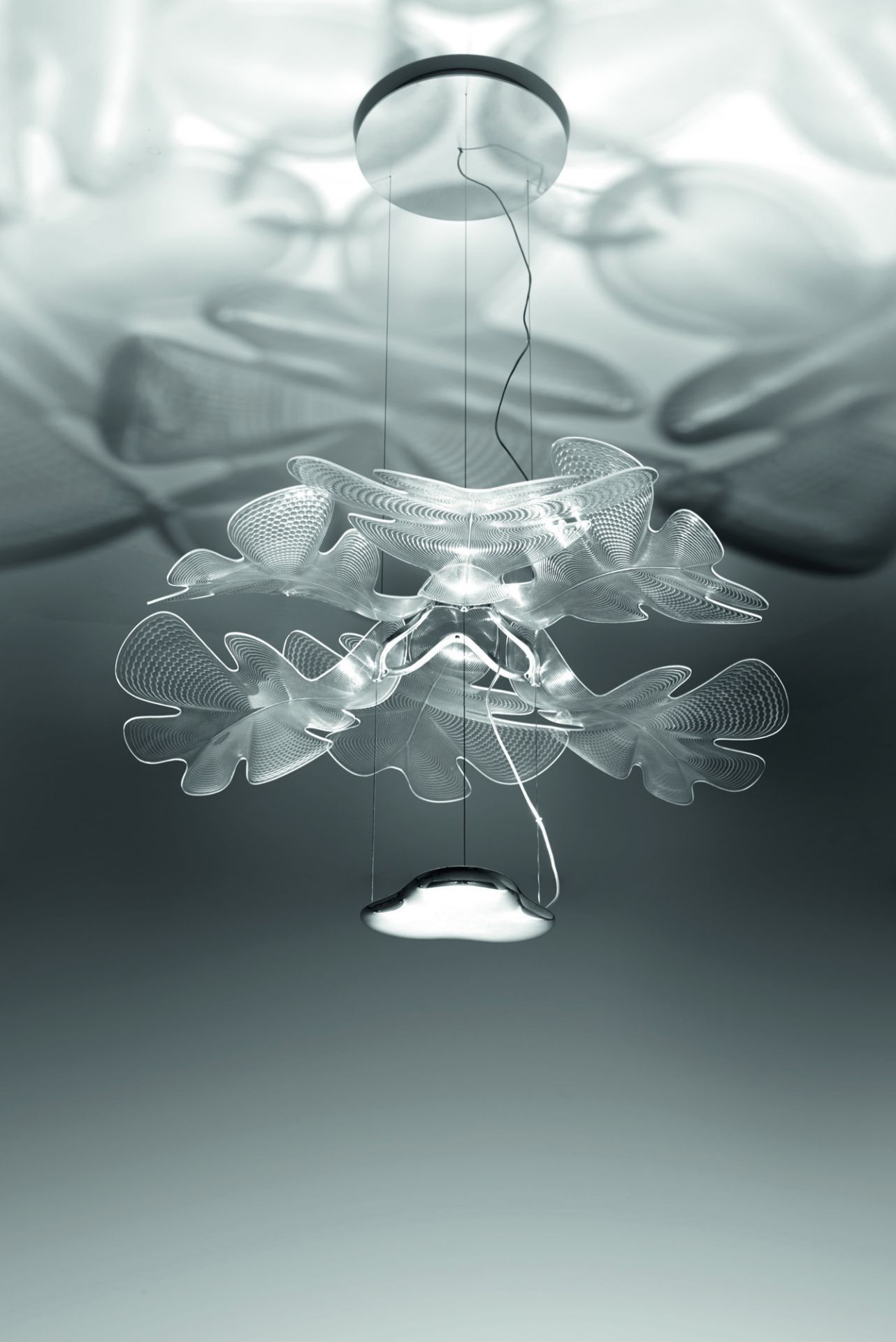 Chlorophilia Pendelleuchte von Artemide: Moderne Hängelampe mit transparentem Diffusor und Chromstruktur.