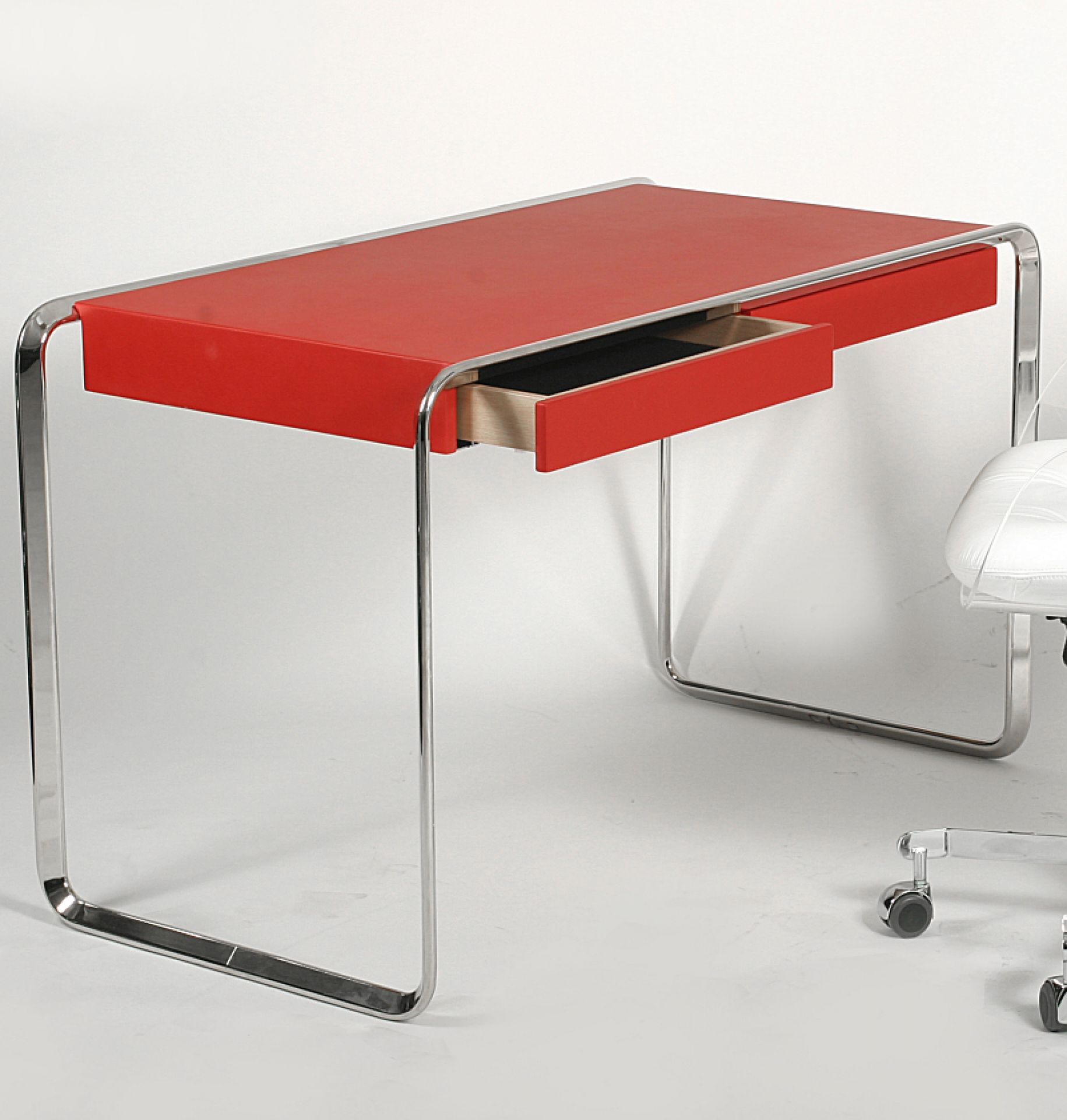 Roter K2D Oblique Schreibtisch von Tecta mit Chromgestell und offener Schublade. Design Schreibtisch.