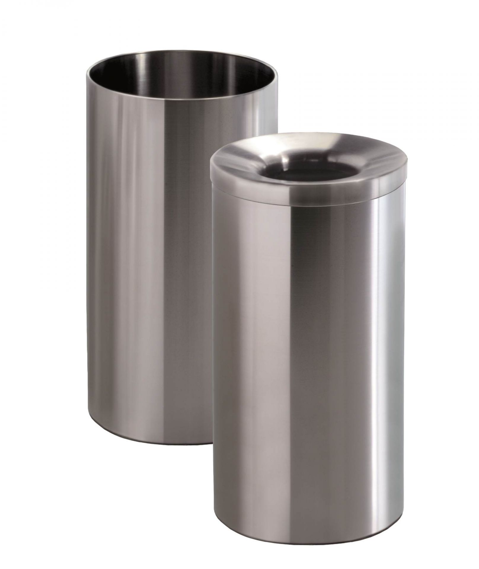 Zwei silberne Nox Papierkörbe/Schirmständer von Rexite, einer mit Öffnung oben, auf weißem Hintergrund.