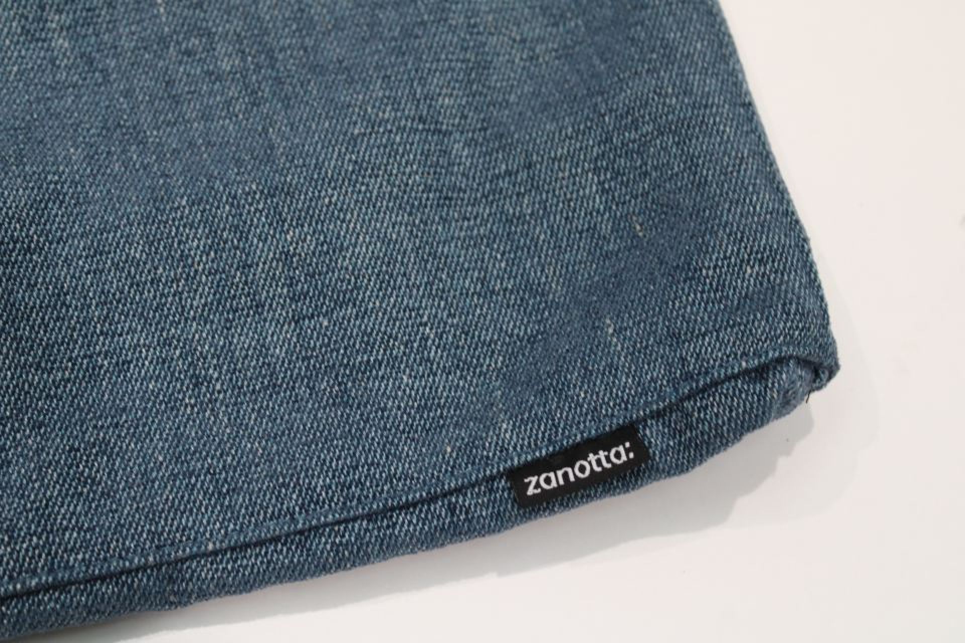 Detailaufnahme: Ada Stuhl Ersatzbezug in Jeans-Optik von Zanotta, hochwertiger Möbelbezug für Stühle.