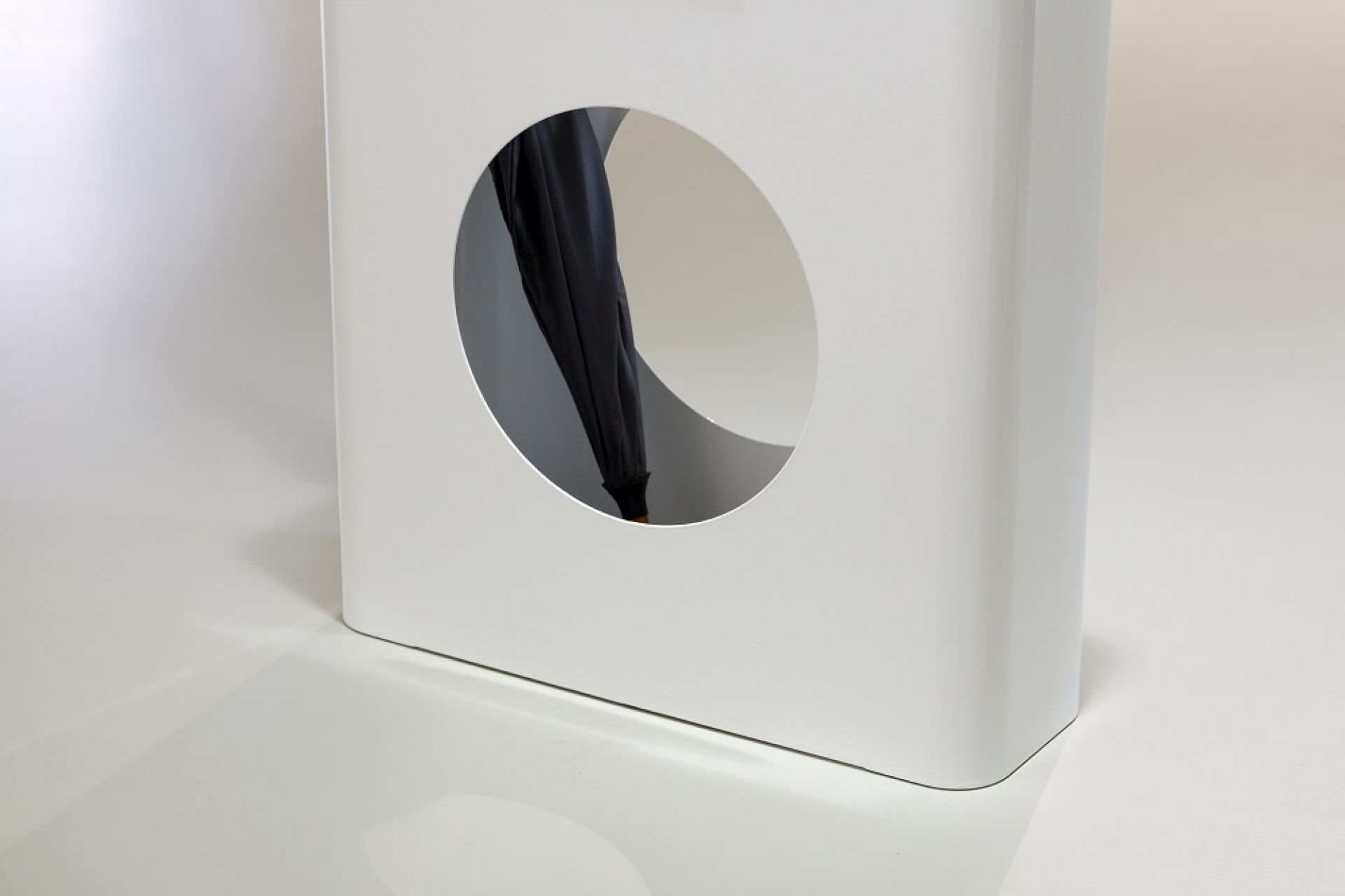 Weißer Flow Schirmständer von Cascando mit rundem Ausschnitt und einem Regenschirm darin.