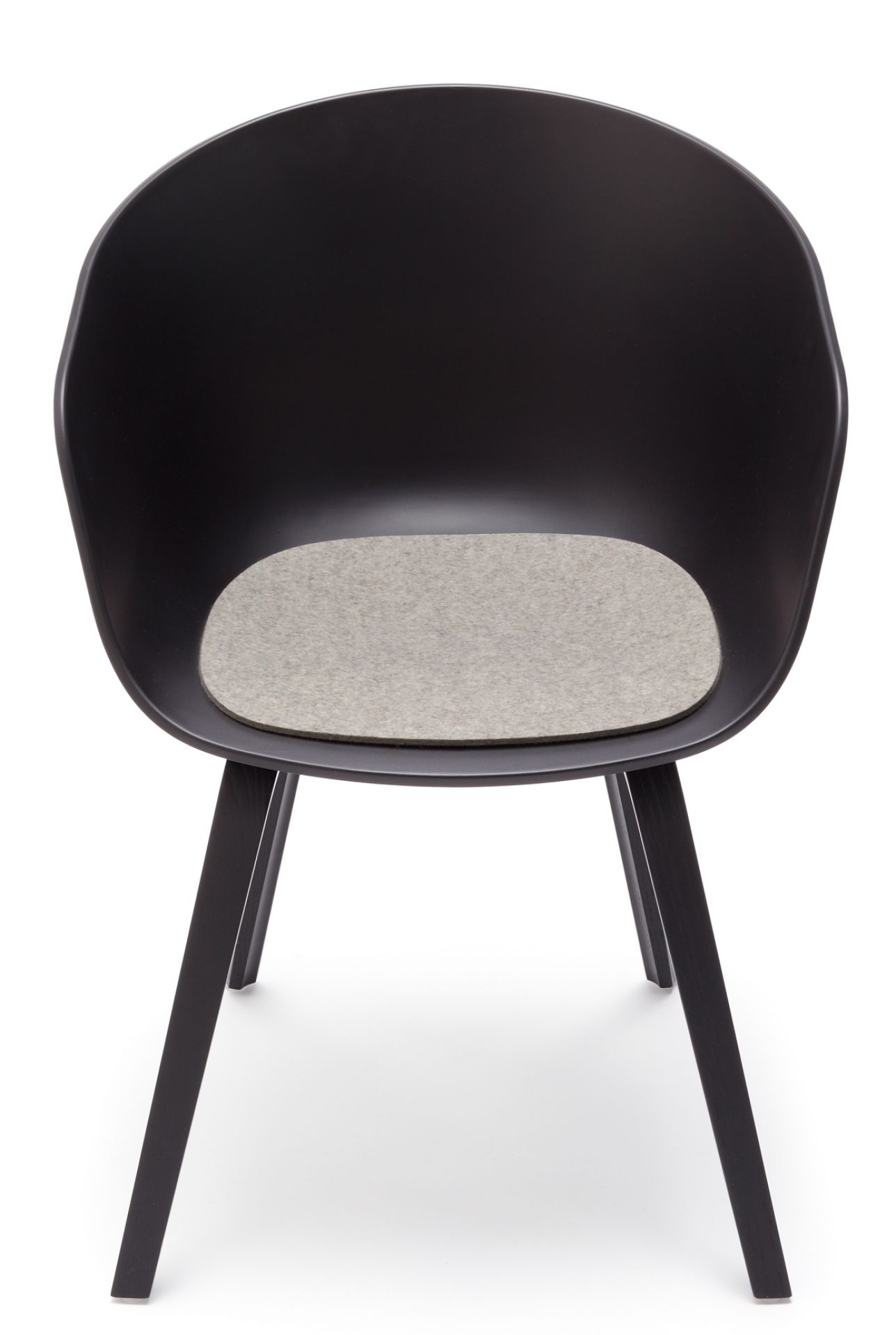 Schwarzer About A Chair AAC22 Stuhl mit hellmelierten Hey Sign Filz Sitzauflage für mehr Komfort.