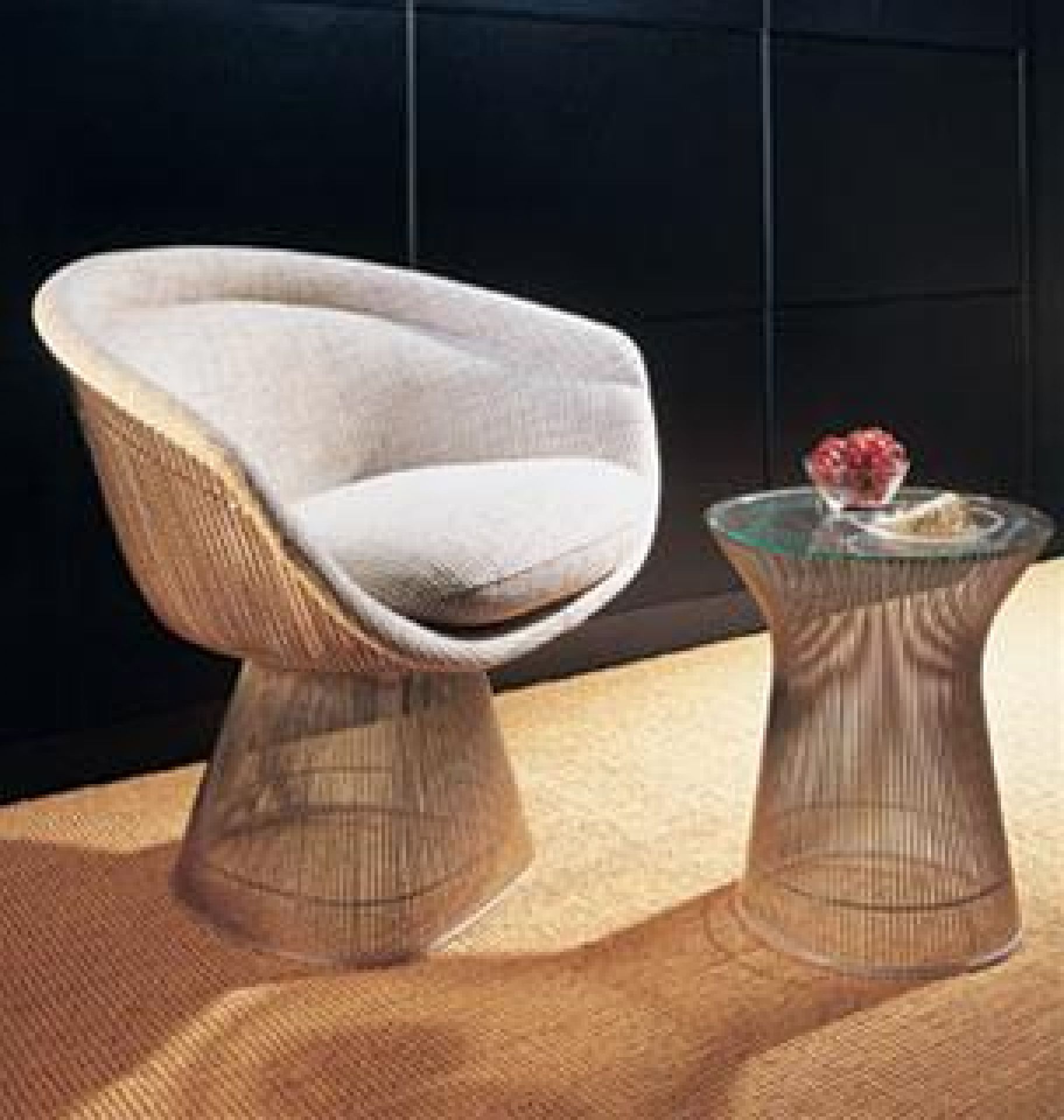 Platner Beistelltisch mit Kristallglasplatte und poliertem Nickelgestell von Knoll International. Design Beistelltisch für Wohnzimmer.
