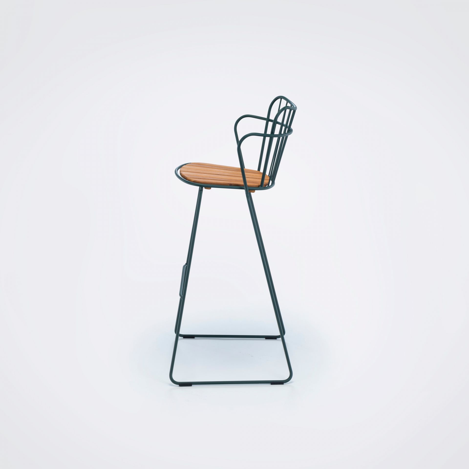 Paon Barhocker von Houe für den Außenbereich, Stahl und Bambus, Seitenansicht.