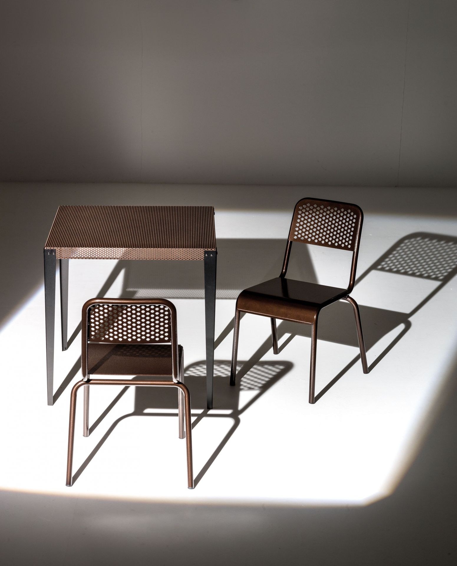 Zwei braune Nizza Stühle von Moroso Diesel und ein passender Tisch im minimalistischen Design.