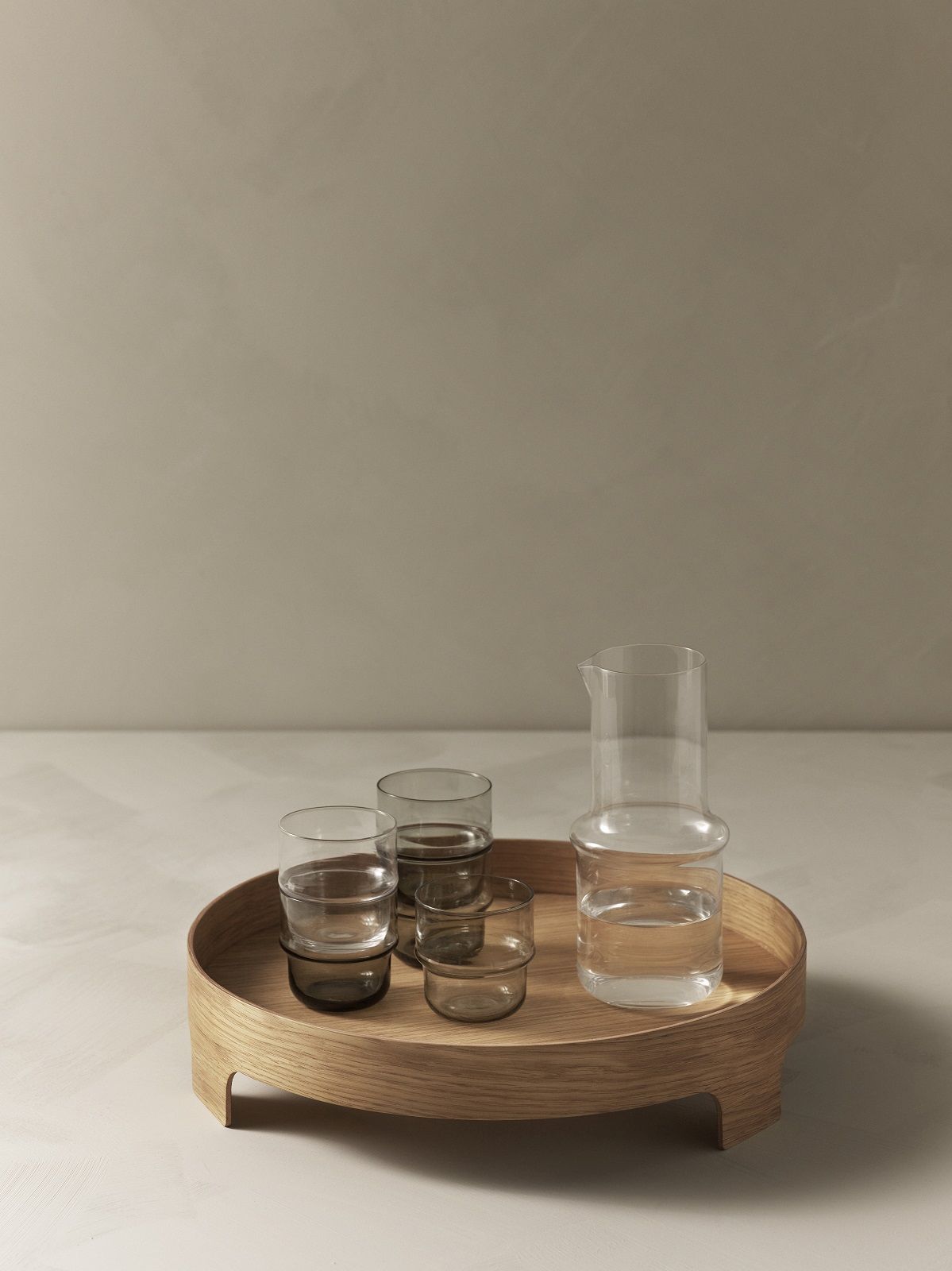 Bridge Tray Tablett von Design House Stockholm mit Gläsern und Wasserkrug aus Glas.