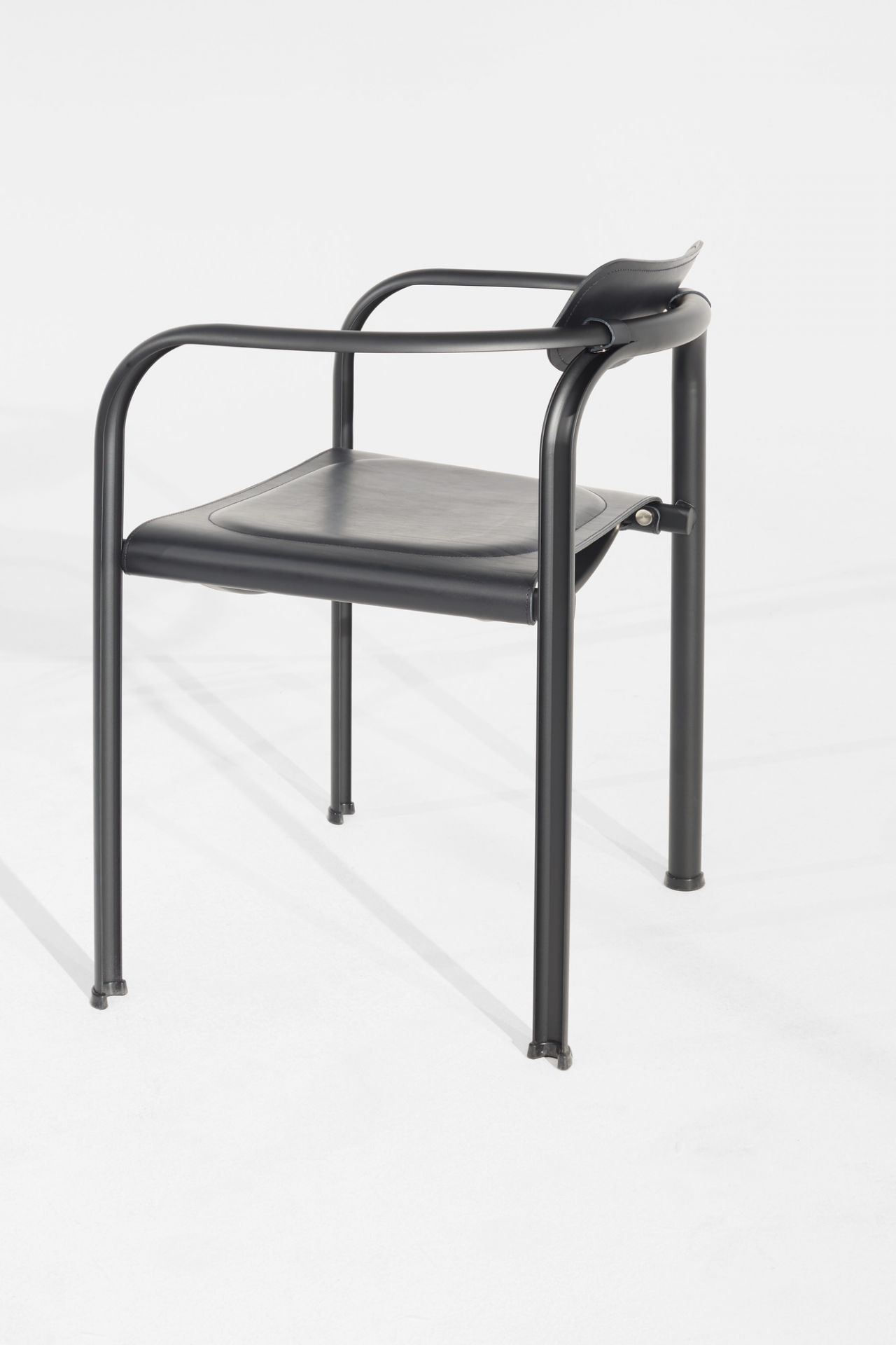 Schwarzer Tecta Split Chair SP Stuhl mit Armlehnen und Ledersitz vor weißem Hintergrund.