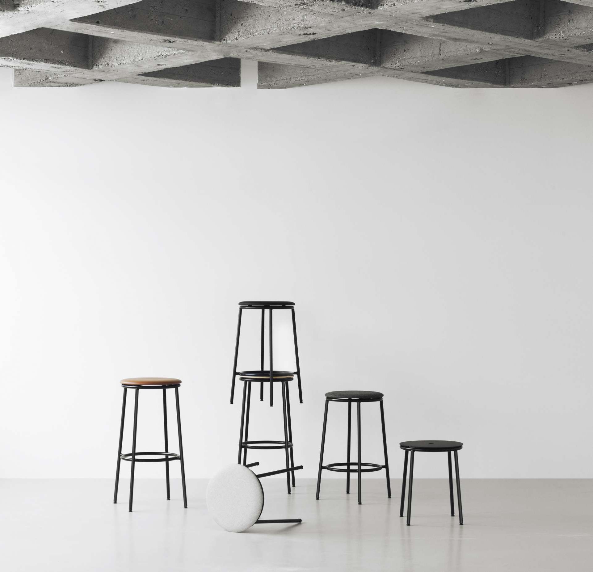 Circa Barstool H 75 cm von Normann Copenhagen: Barhocker in verschiedenen Ausführungen und Höhen.