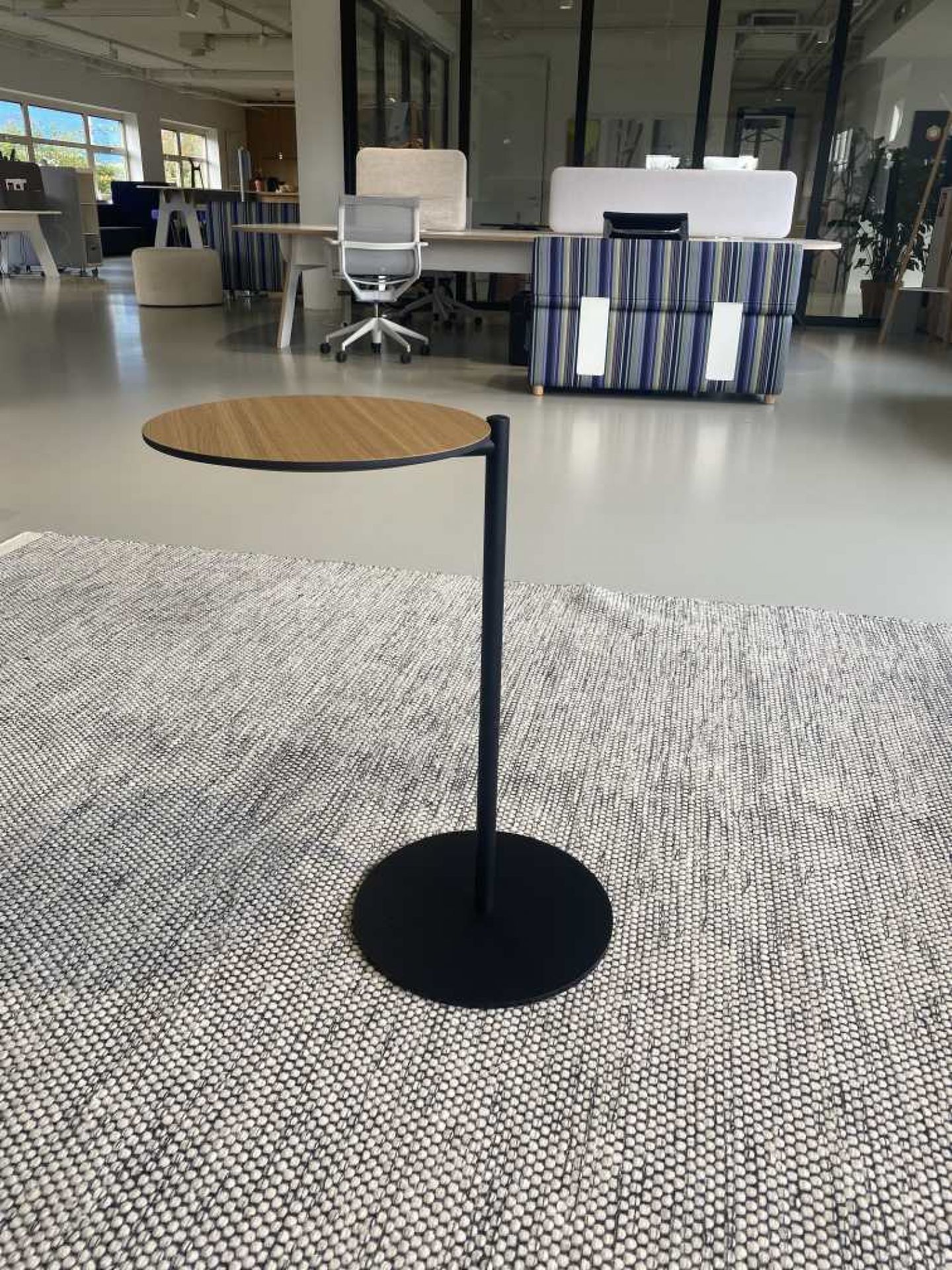 Bond Side Table von Cascando: Beistelltisch mit Holzplatte und schwarzem Fuß für Laptop.