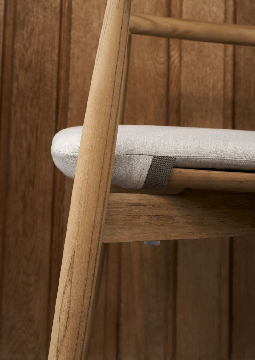 Detailaufnahme: CU E008 Sitzkissen für Carl Hansen & Søn Embrace Stuhl Outdoor, hellgrau.