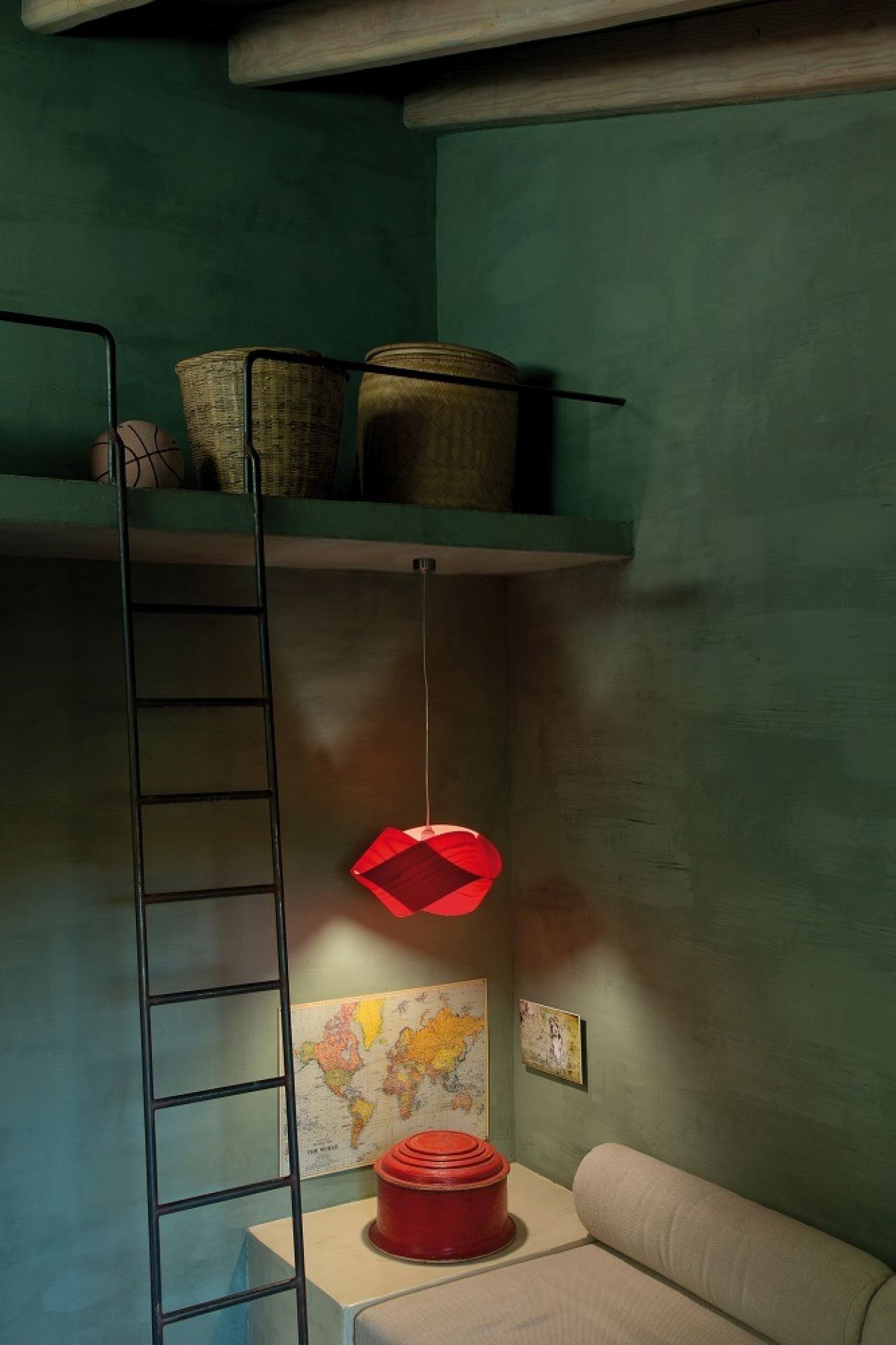 Nut Pendelleuchte von LZF Lamps mit orangefarbenem Schirm in einem stilvollen Interieur.