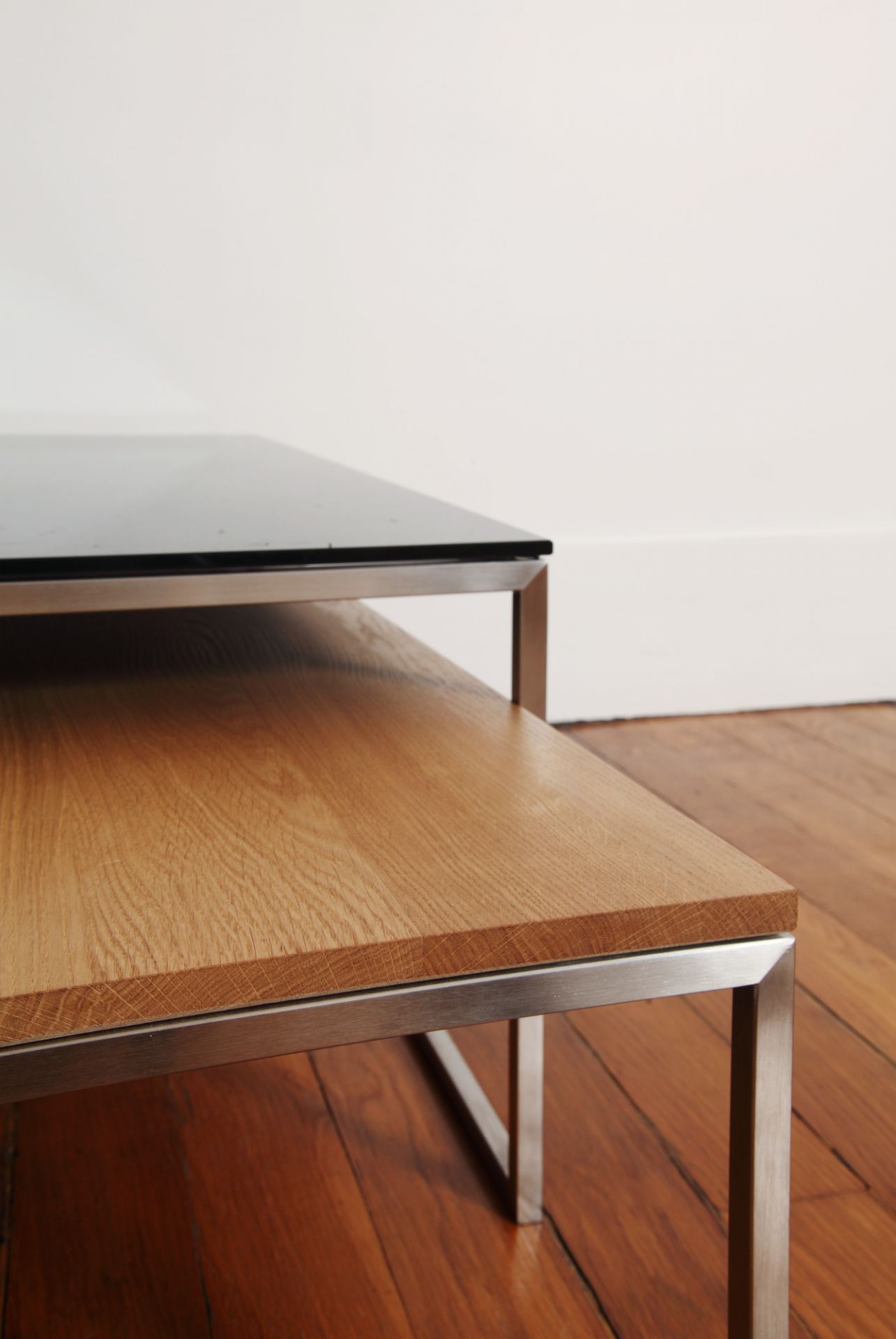 Less H 5/2 Couchtisch: Moderner Eiche Couchtisch mit Glasplatte und Stahlgestell für Wohnzimmer.