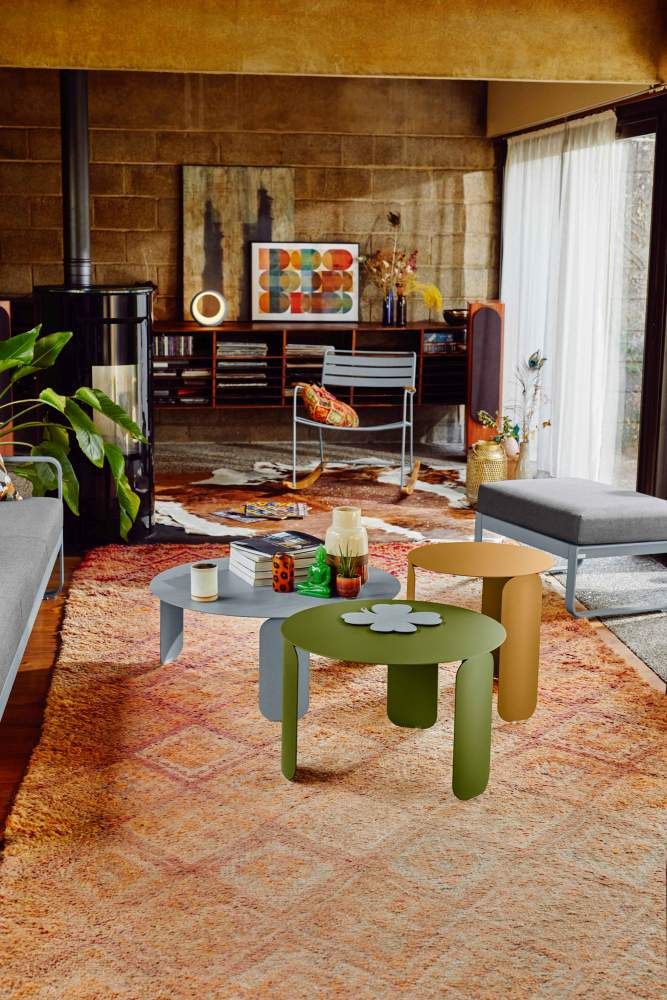 Fermob Hoopik Beistelltische in verschiedenen Farben im Wohnzimmer, moderne Indoor-Möbel.