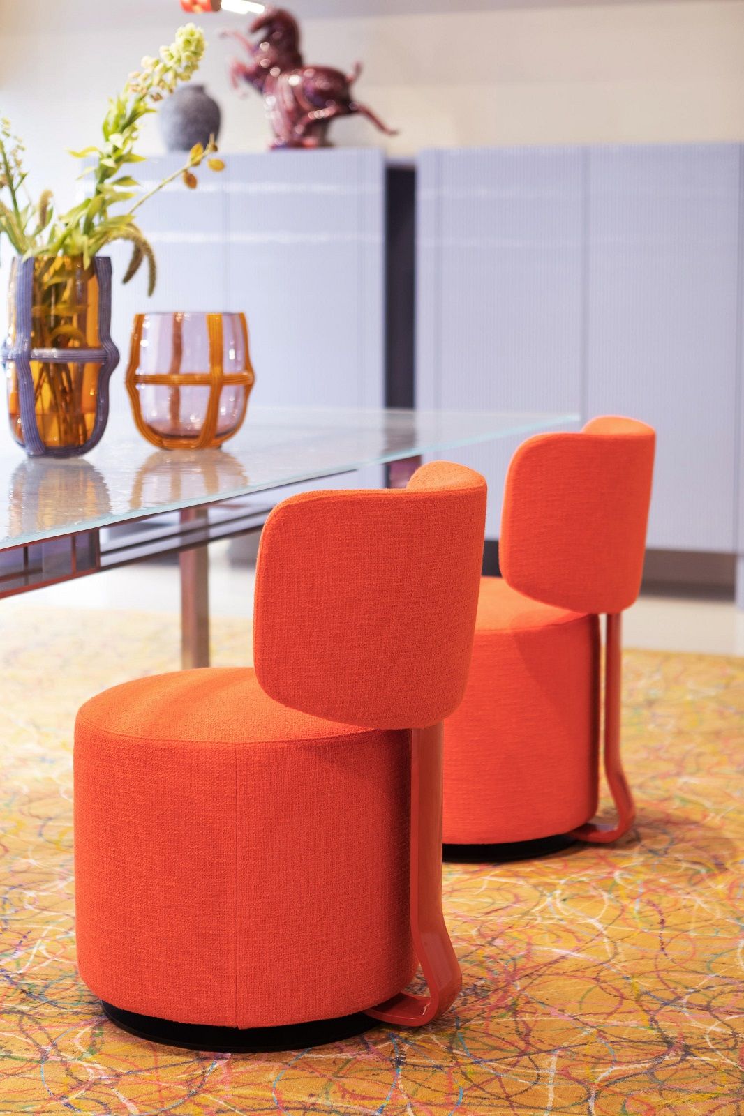 Oranger Tamburound Sessel von Cassina, drehbar, mit Stoffbezug und Rückenlehne, modernes Möbeldesign.