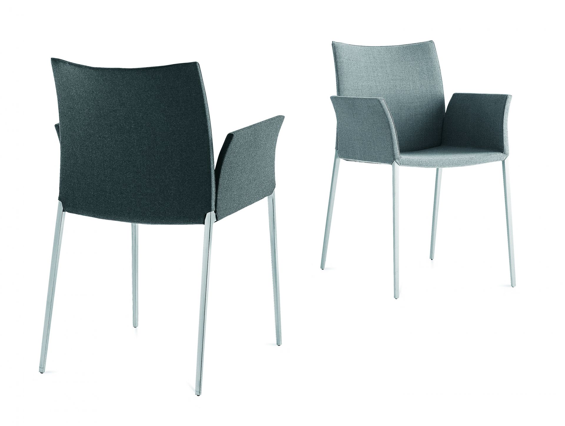 Zwei graue Lia Stühle mit Armlehnen und silbernen Beinen auf weißem Hintergrund.