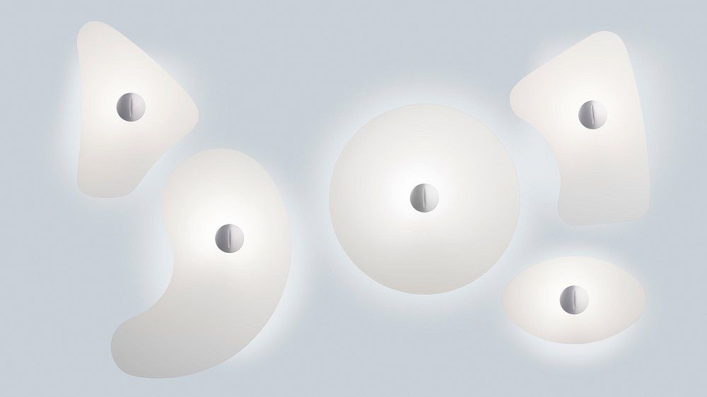 Foscarini Bit 5 Wandleuchten: Fünf abstrakte, weiße Wandlampen mit sanftem Lichtschein für moderne Innenräume.