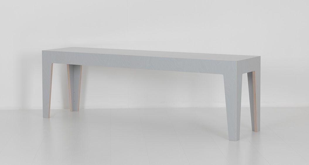 Helle, moderne Holzbank "Hilde" in Grau, ideal als Sitzbank oder Beistelltisch.