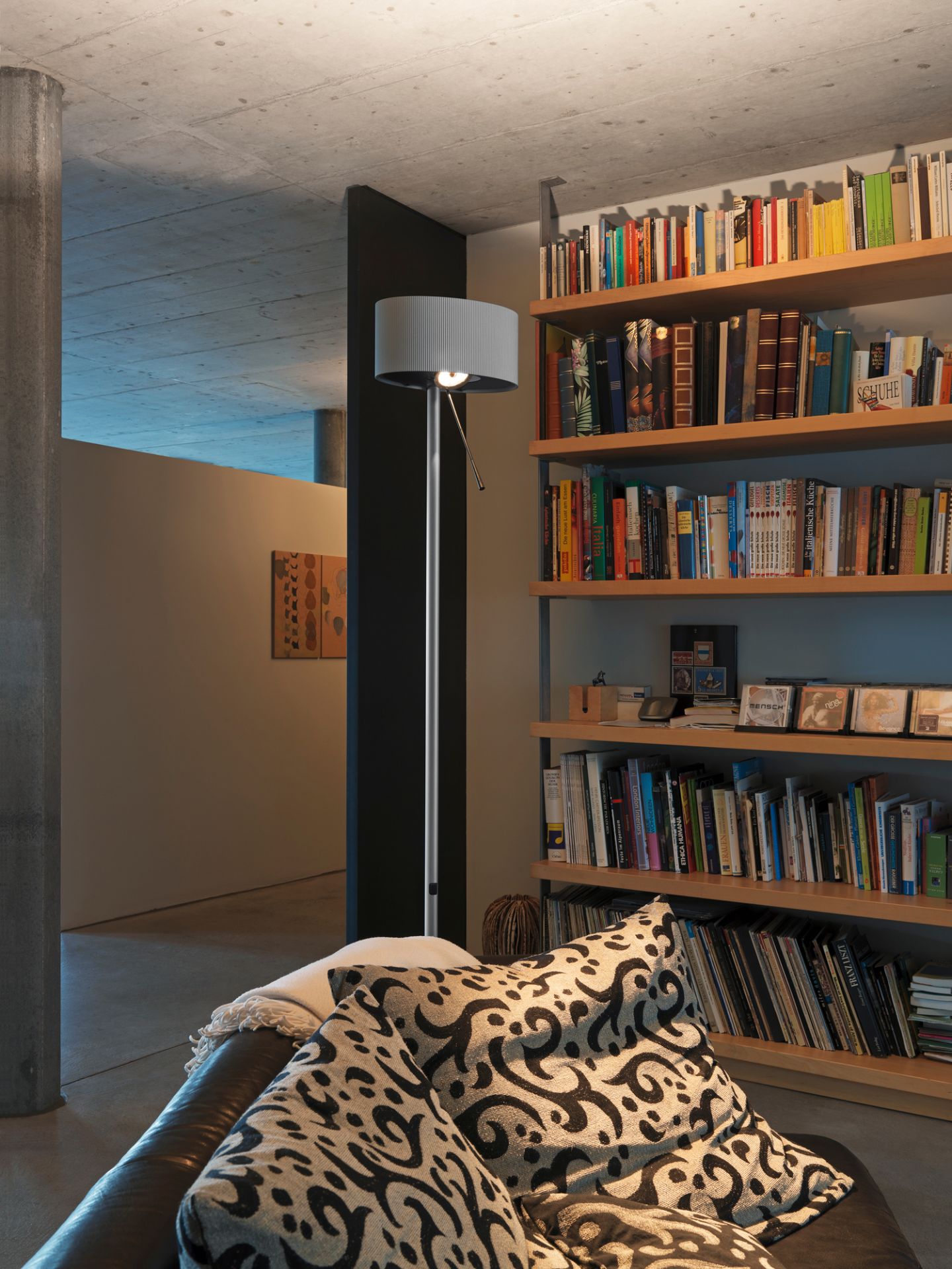 Diogenes LED Stehleuchte von Belux in Goldgrau, moderne Beleuchtung für Wohnzimmer und Leseecke.