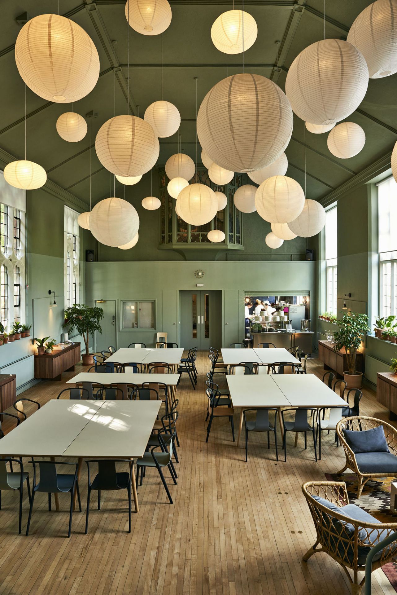 Vitra Belleville Chair Wood, Eiche Natur, schwarzes Gestell, Stuhl für Esszimmer und Wohnbereich.