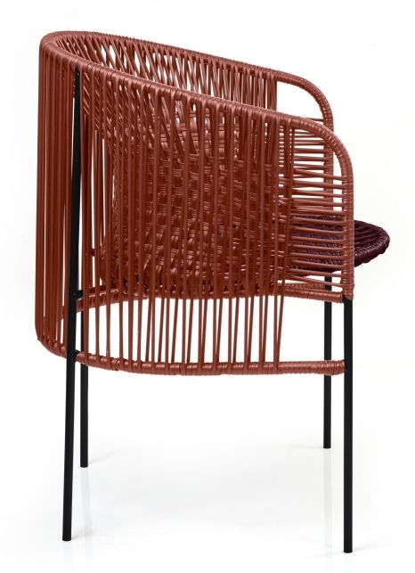 Caribe Chic Dining Chair: Brauner Outdoor Stuhl von ames mit schwarzem Metallgestell.