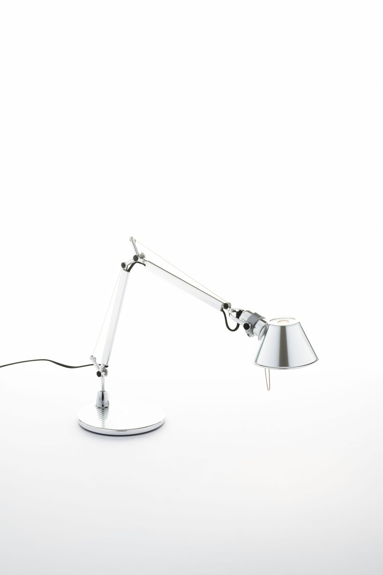 Nahaufnahme der Artemide Tolomeo Micro Tischleuchte in poliertem Chrom mit rundem Fuß.
