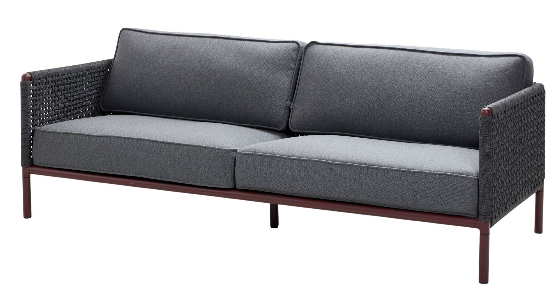 Graues Encore 3-Sitzer Sofa mit Cane-Line Geflecht und bordeauxfarbenem Rahmen für den Garten.