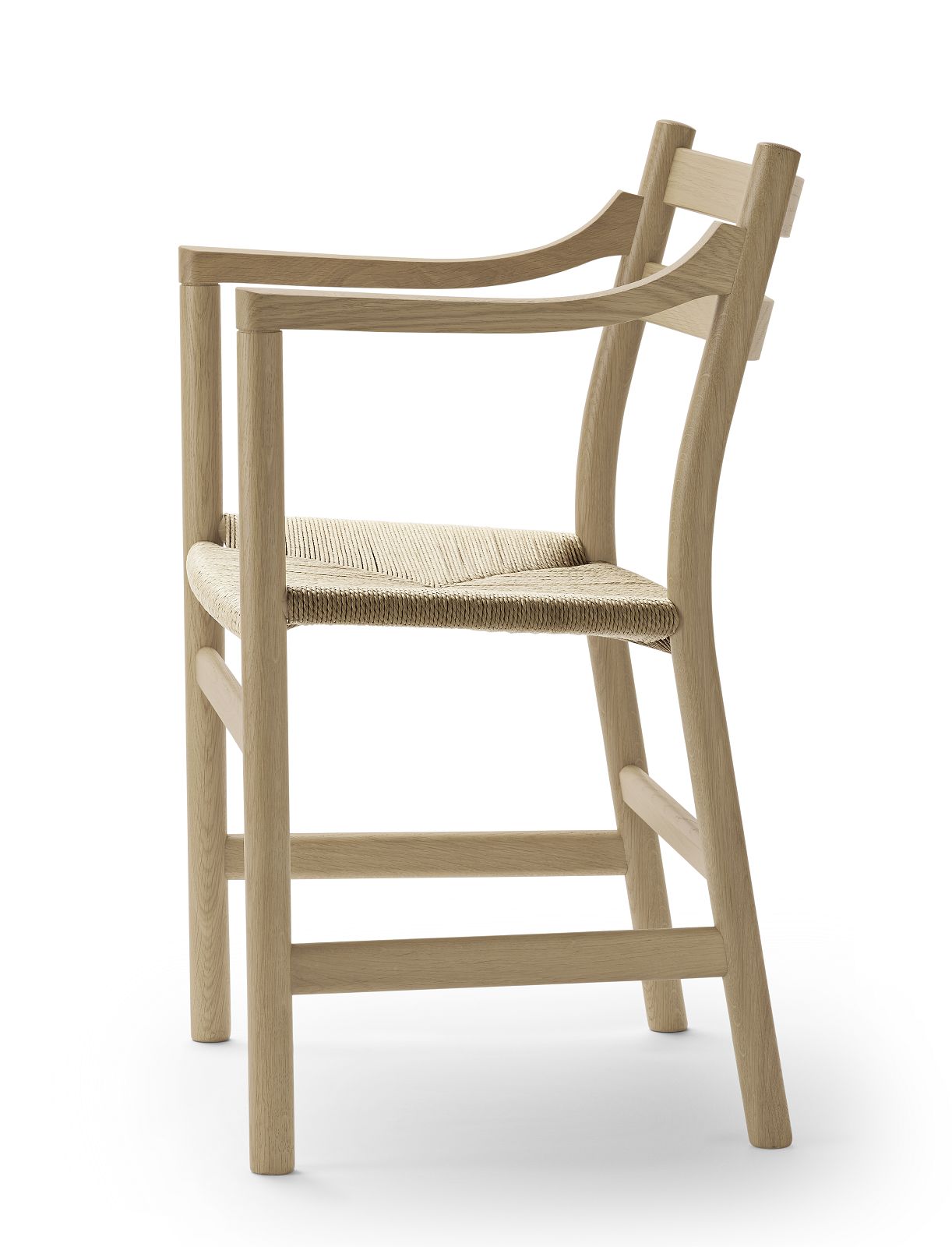 CH46 Armlehnenstuhl von Carl Hansen & Søn, Holzstuhl mit geflochtener Sitzfläche, seitliche Ansicht.