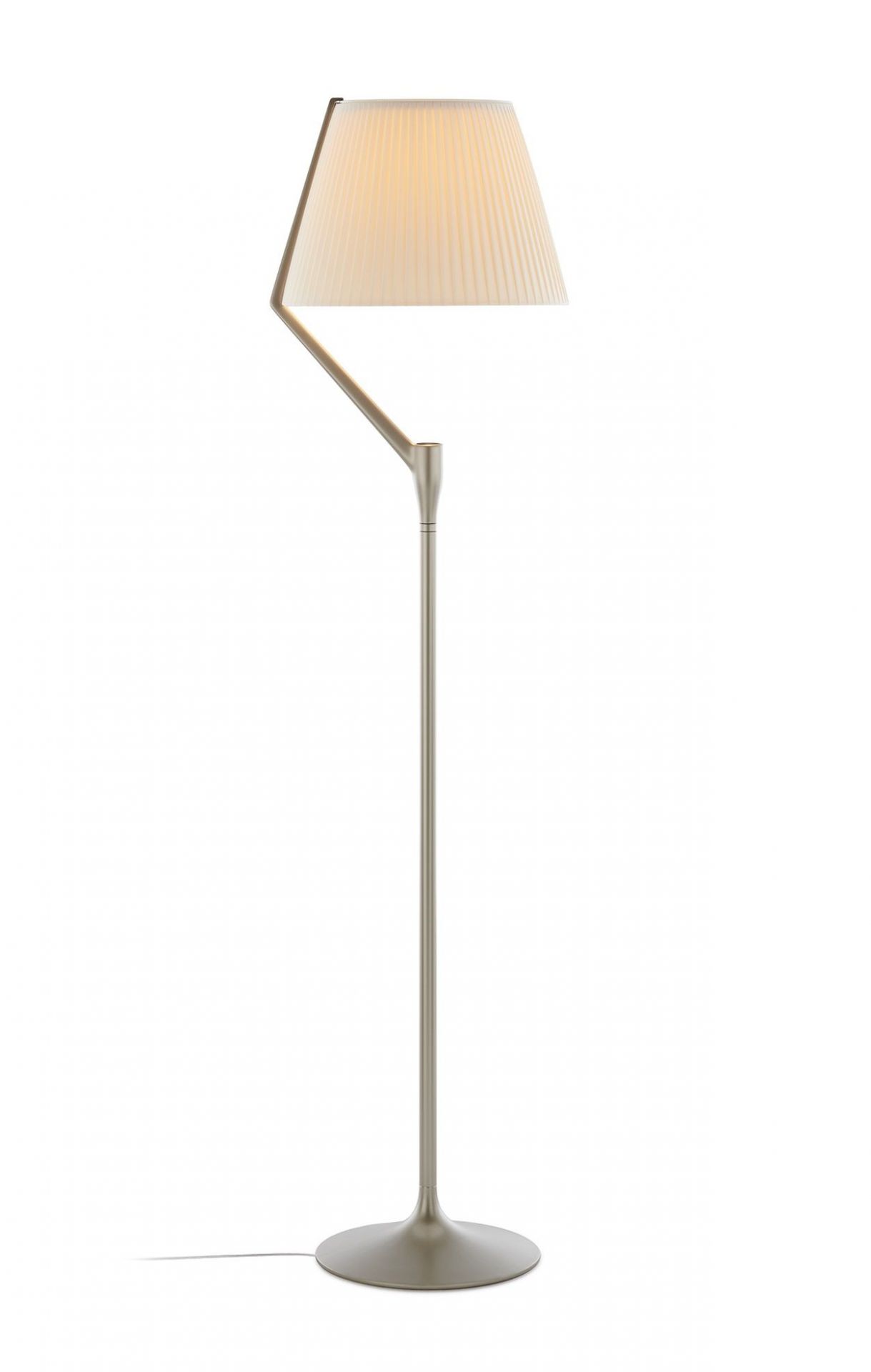 Angelo Stone Stehleuchte von Kartell: Moderne Stehlampe mit beigem Lampenschirm und silberfarbenem Gestell.