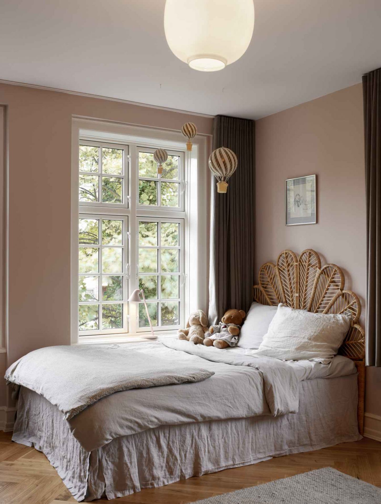 NJP Mini Tischleuchte in Soft Pink auf einem Fensterbrett in einem Kinderzimmer.