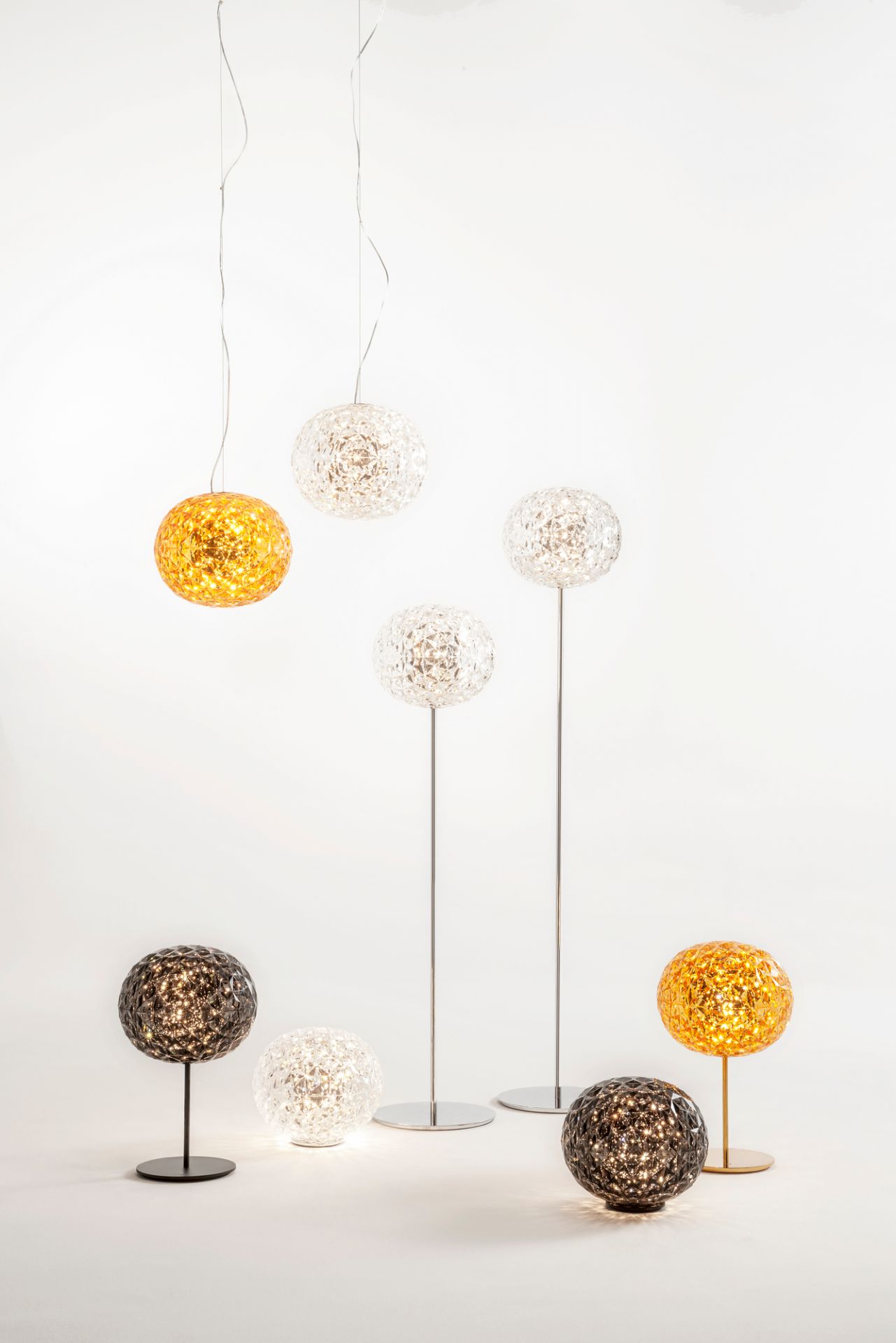 Verschiedene Kartell Planet Leuchten: Pendelleuchten, Stehleuchten und Tischleuchten in Gold, Schwarz und Kristall.