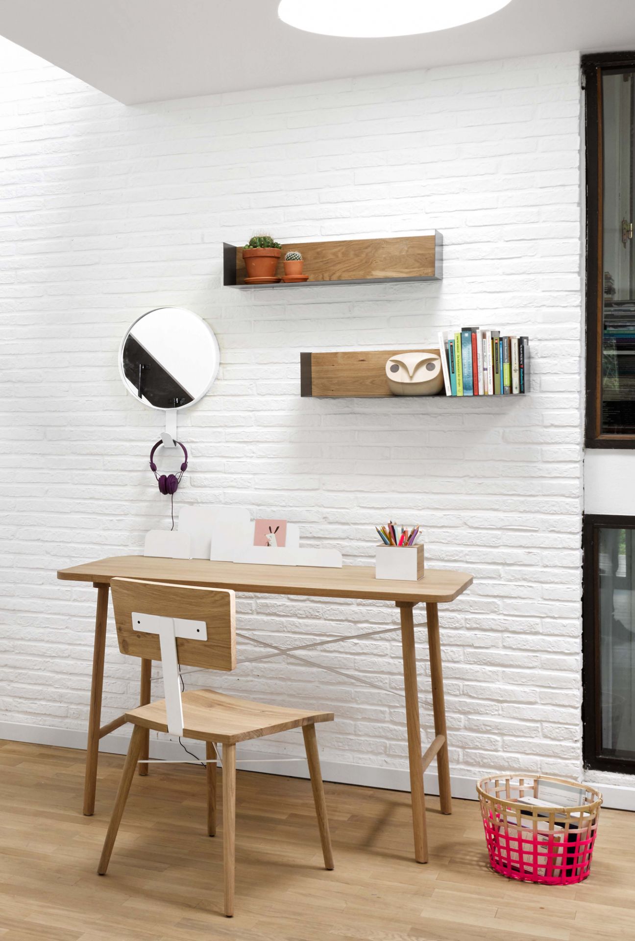 U Shelf Regal von Ethnicraft: Wandregal aus Eiche mit schwarzem Akzent in modernem Arbeitszimmer.