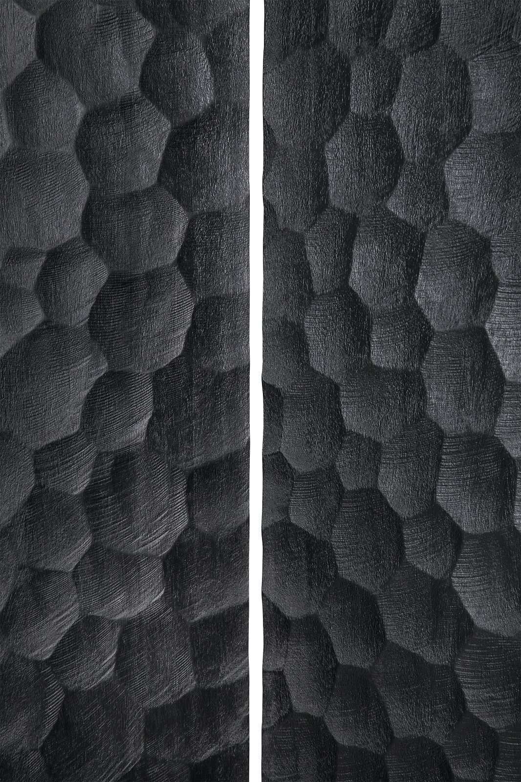 Detailaufnahme des schwarzen Chopped Raumteilers von Ethnicraft mit markanter, strukturierter Holzoberfläche.