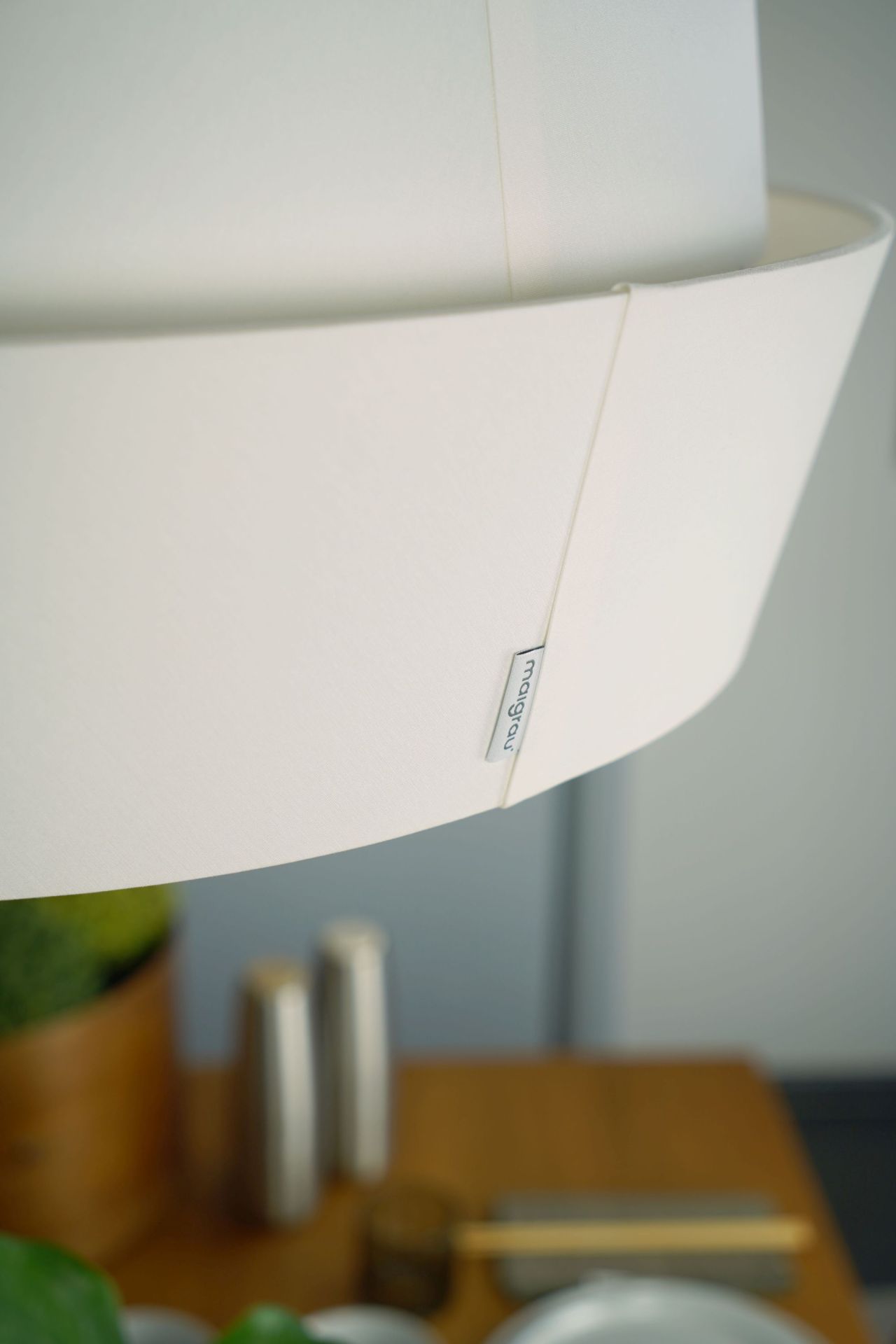 Detailaufnahme der weißen Maigrau Fly Pendelleuchte, modernes Design für Wohnraumbeleuchtung.