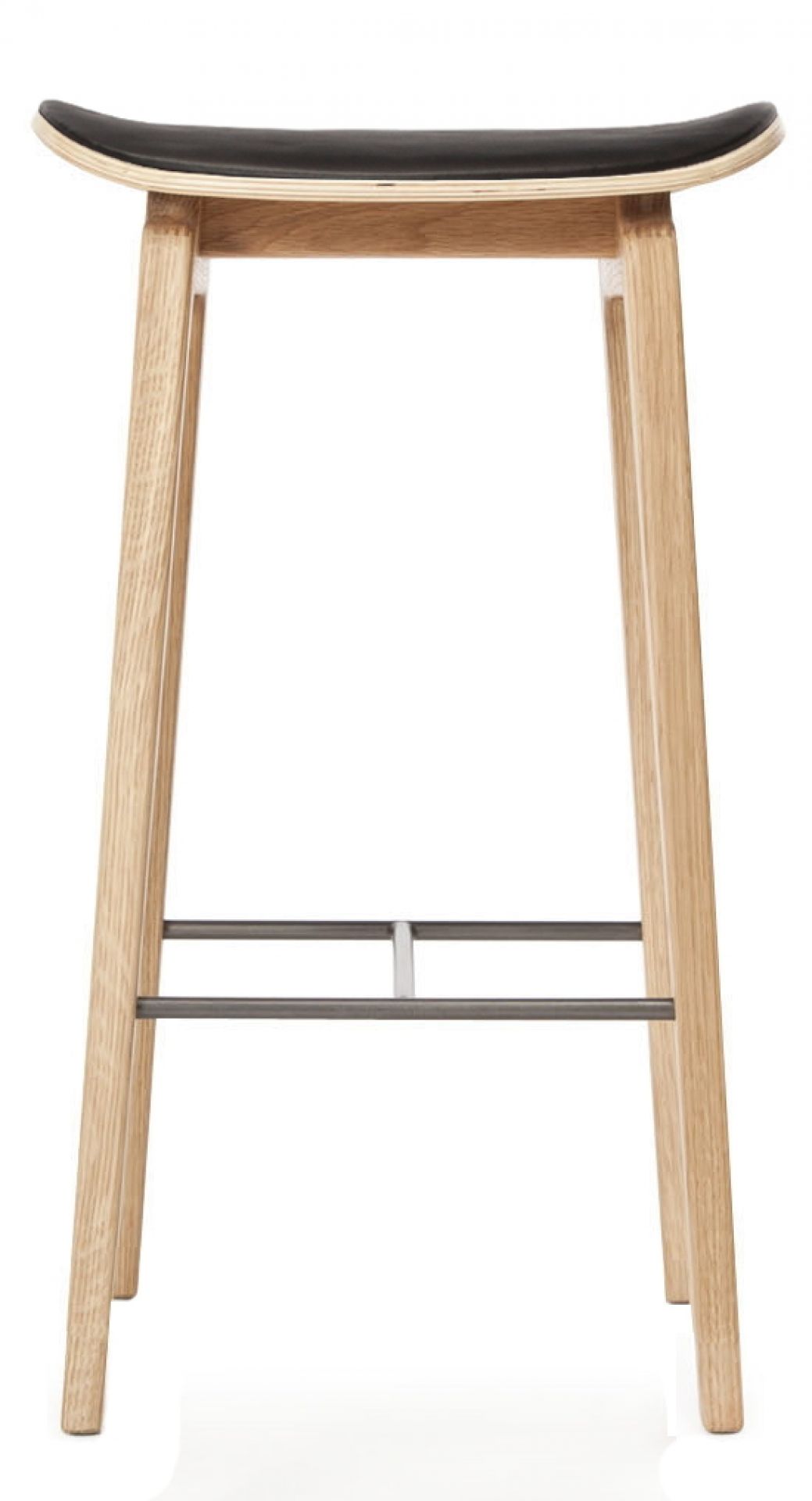 NY11 Barhocker aus Eiche natur mit schwarzem Lederbezug, Höhe 65 cm.