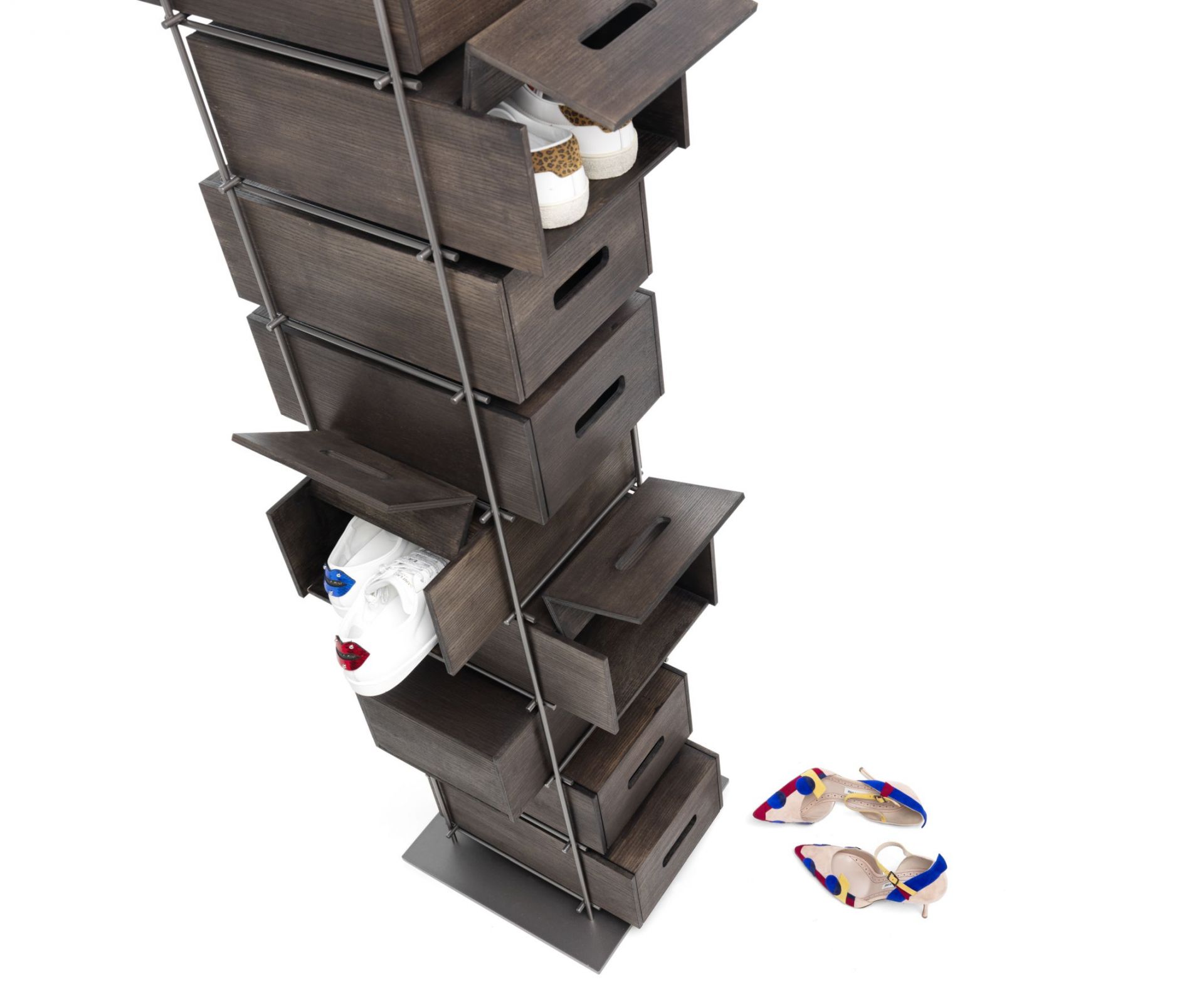 Manolo Schuhregal von Mogg aus dunklem Holz mit offenen Fächern und Schuhen.